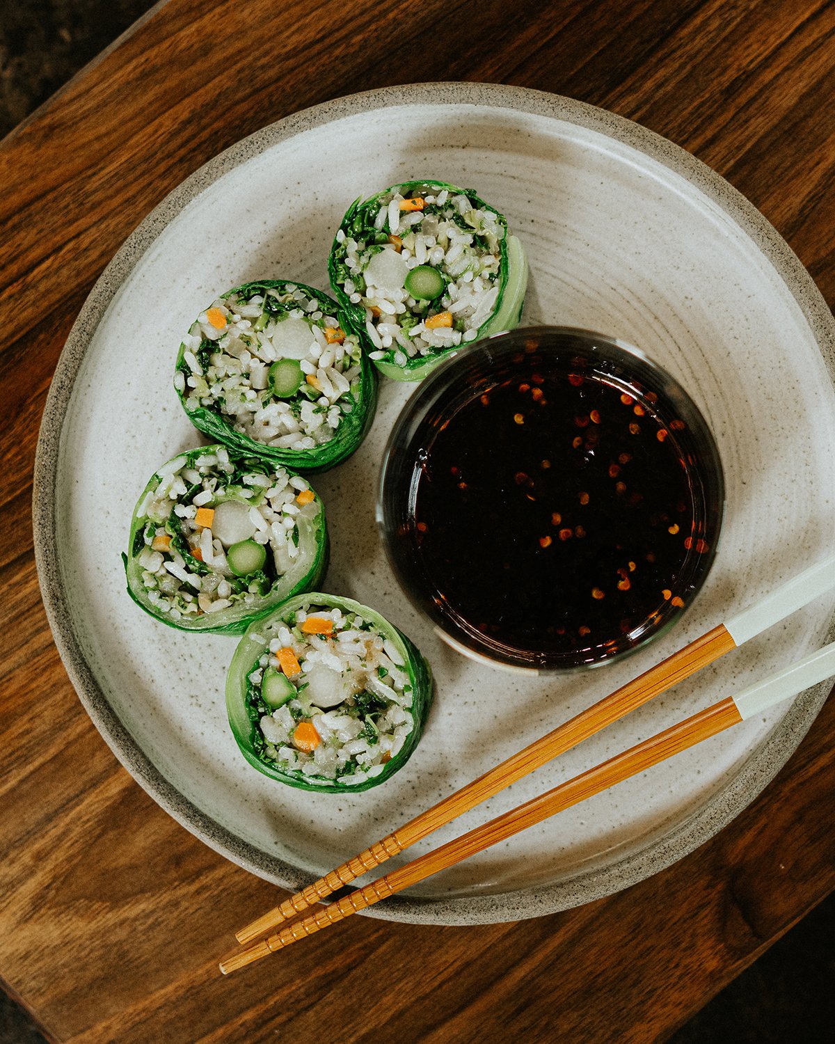 zöldséges sushi, csípős mártogatós
