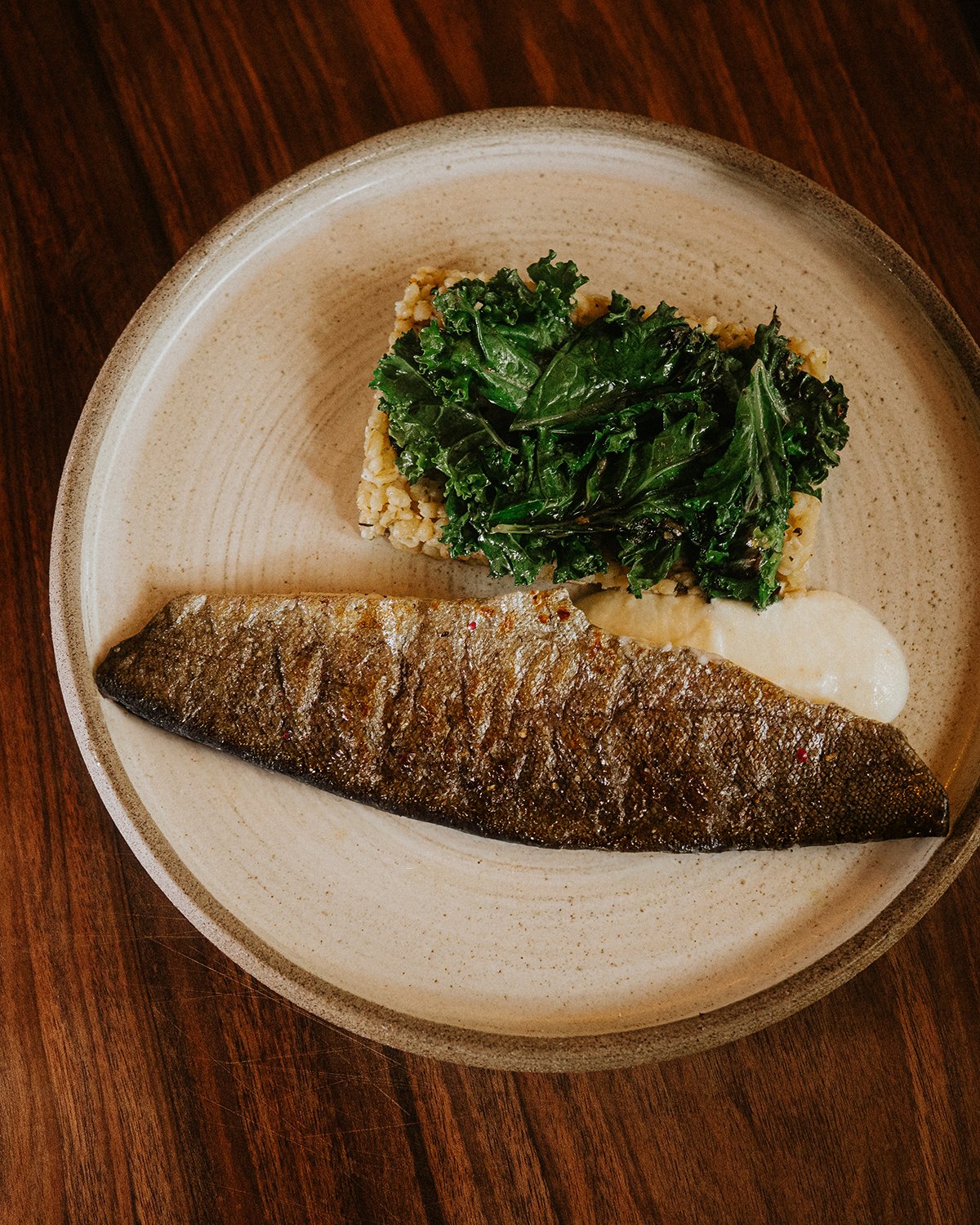pisztráng, tormakrém, karfiolos bulgur