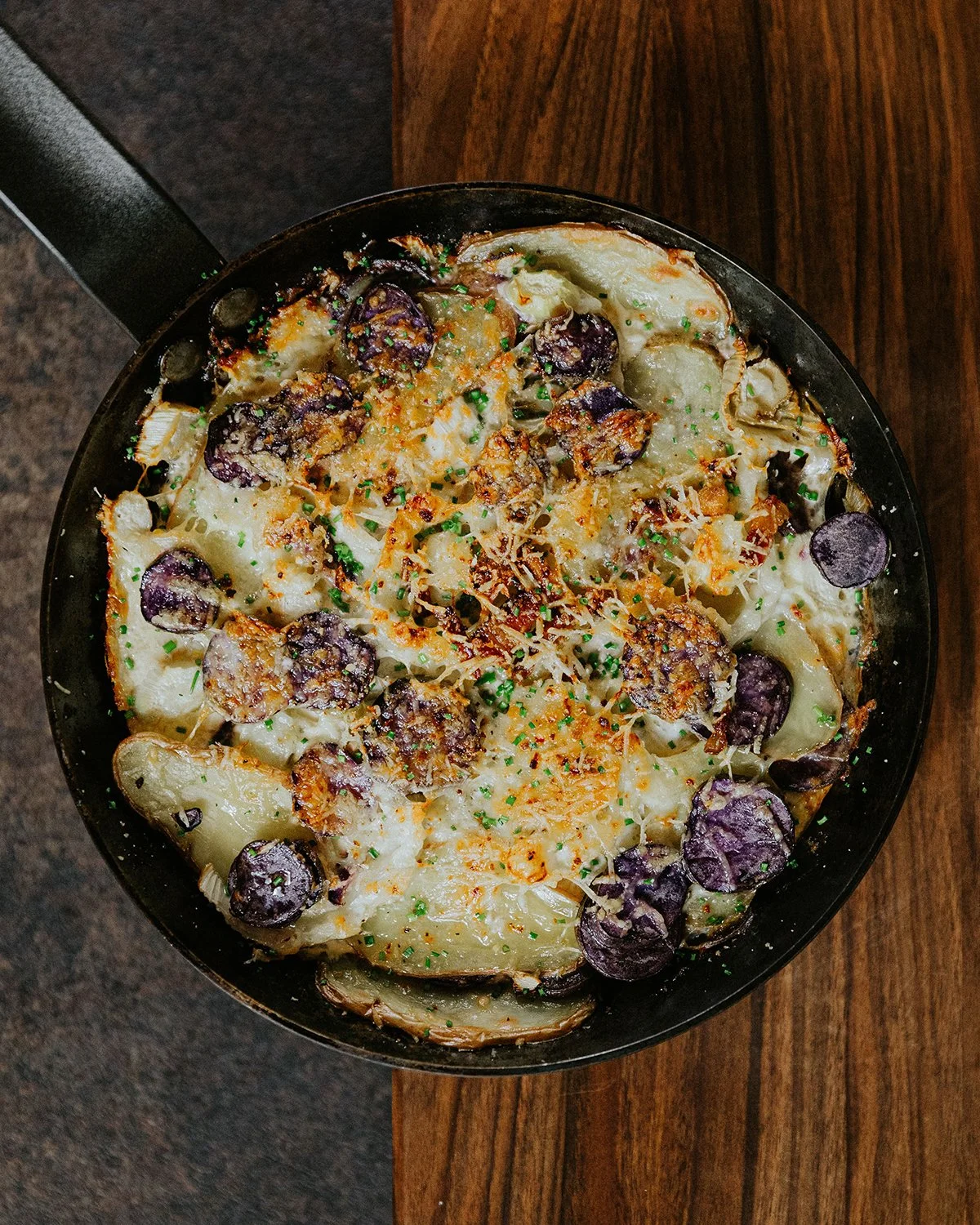 serpenyős burgonya gratin édesköménnyel