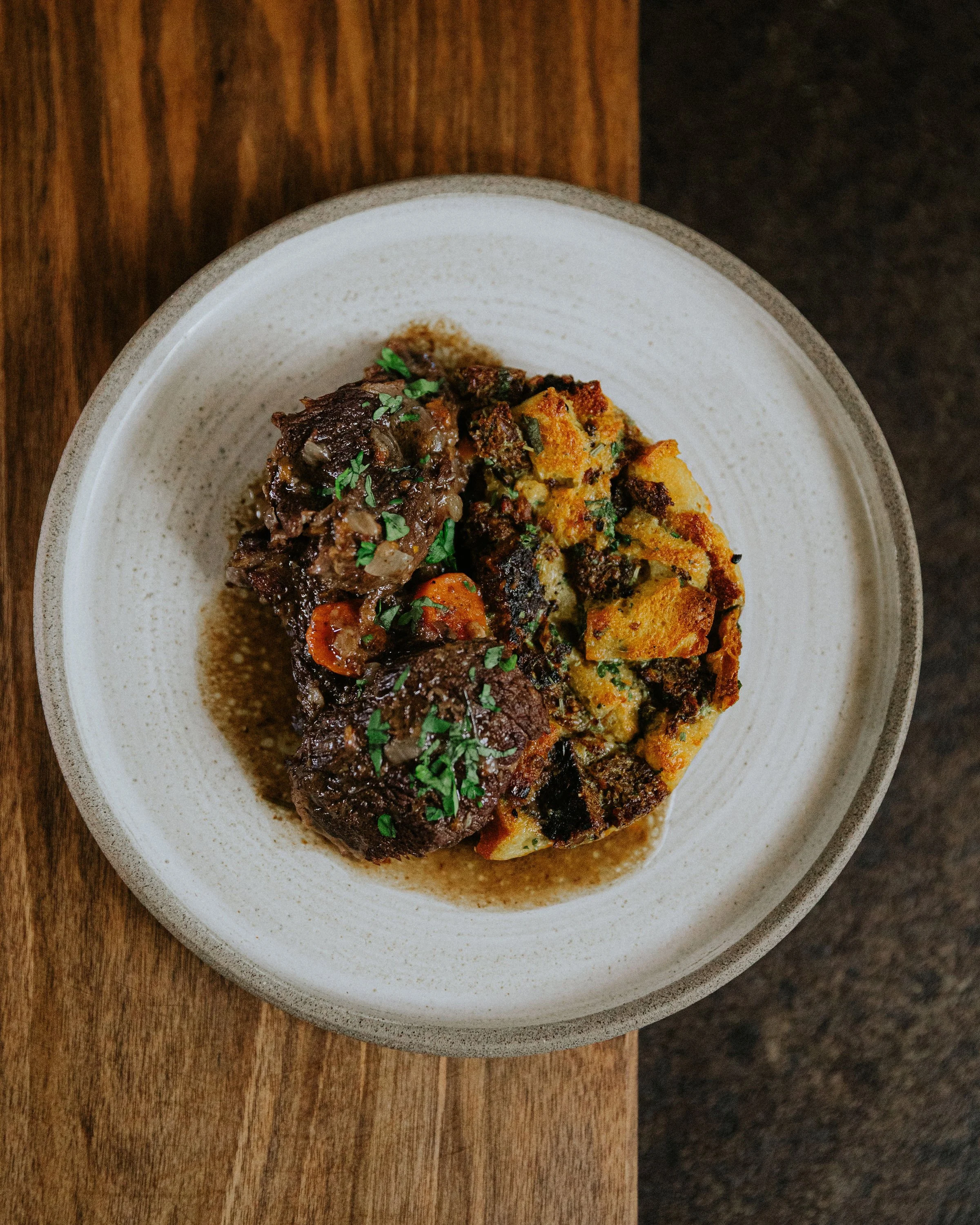 burgundi marharagu serpenyős zsemlegombóccal