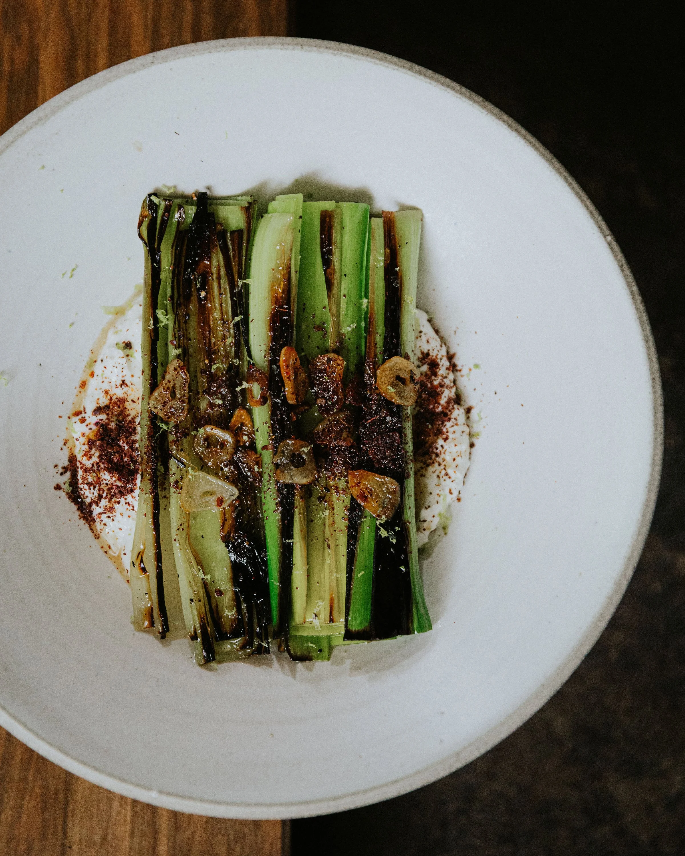 grillezett póréhagyma steak fokhagymás chiliszósszal és kecskejoghurttal
