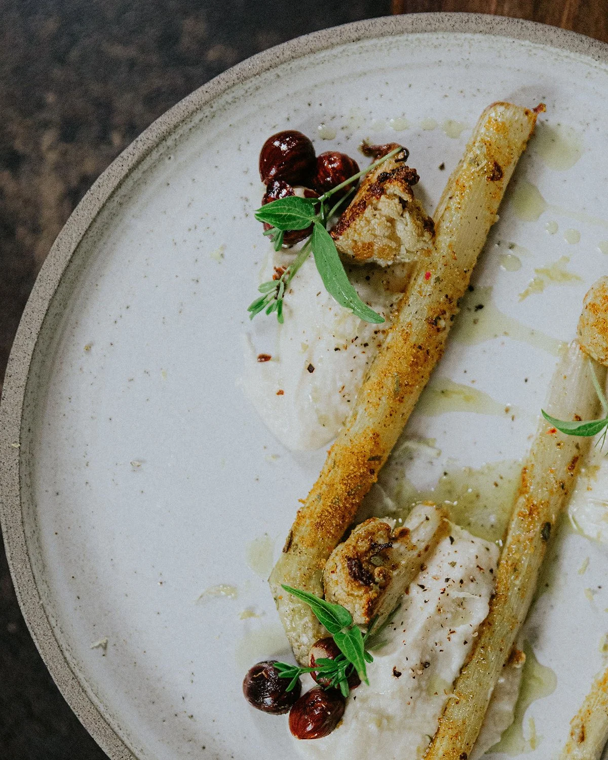 kovászolt fehér spárga karfiolos élesztőpürével és mogyoróval