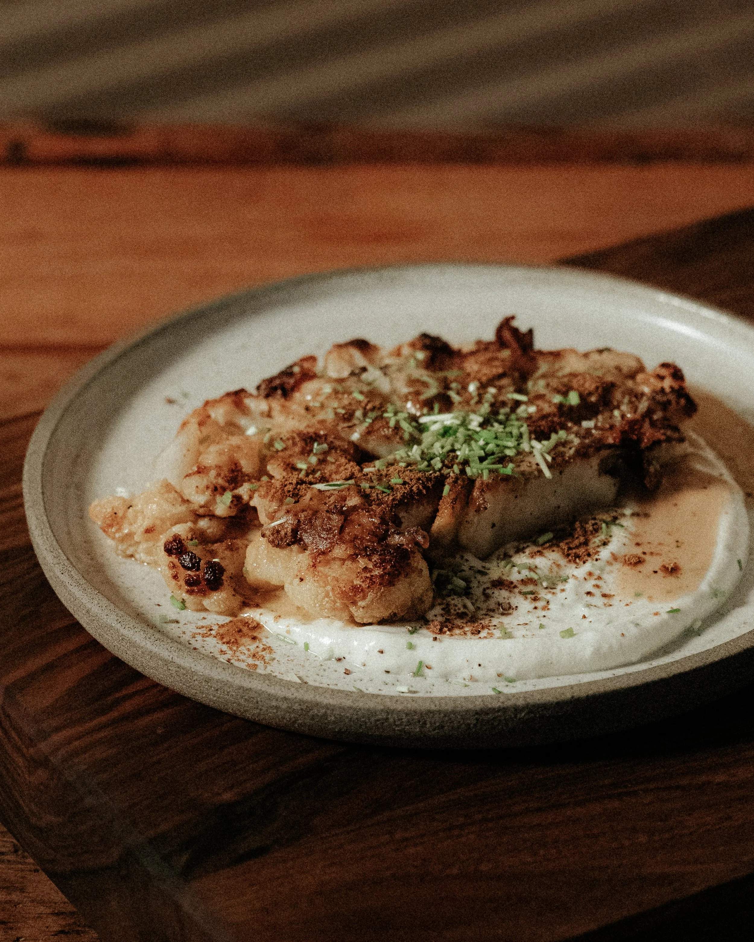 misós karfiolsteak lime-os mogyorószósszal és felvert kecskesajttal