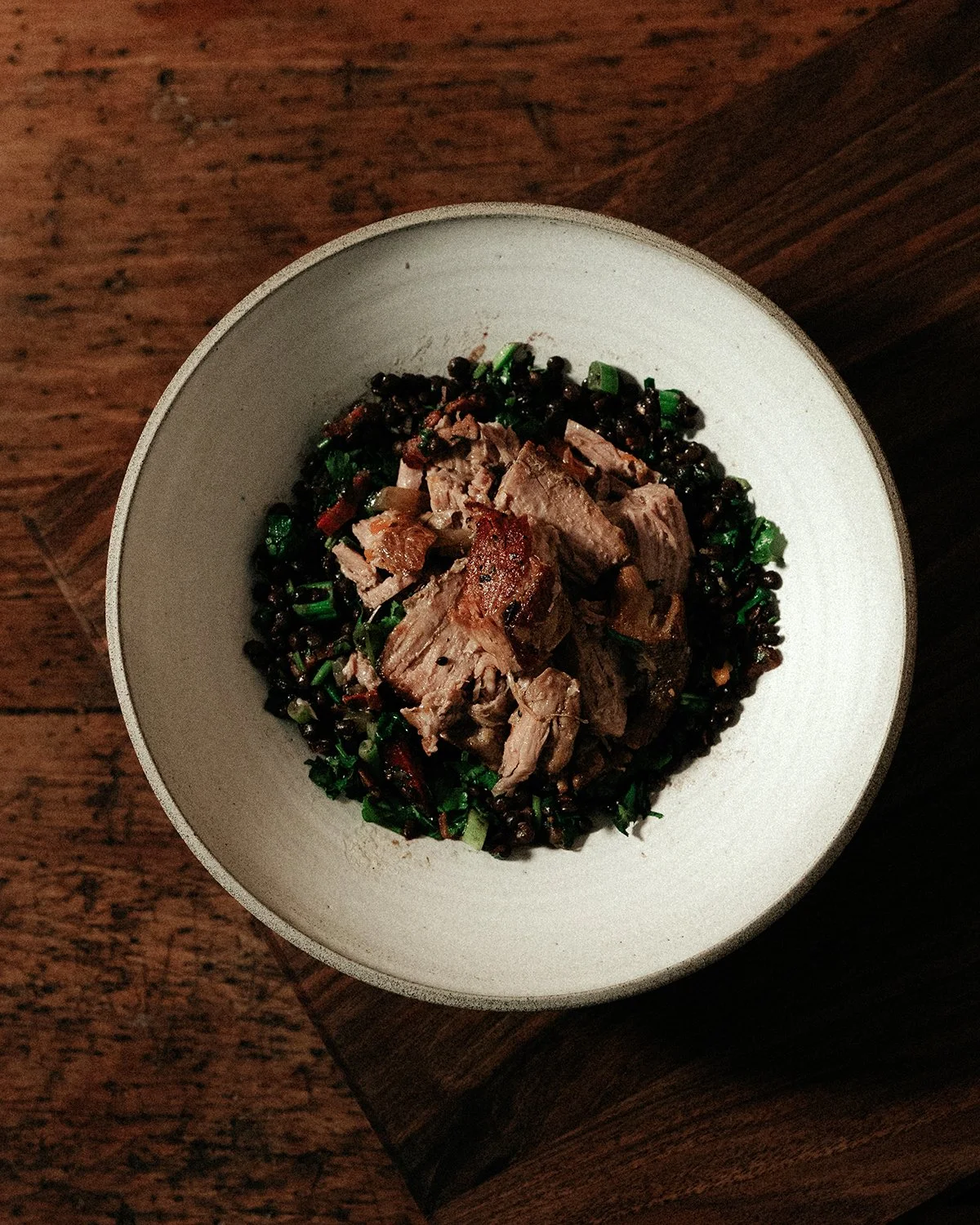 lassan sült sertésnyak korianderes-baconös belugalencsével&nbsp;