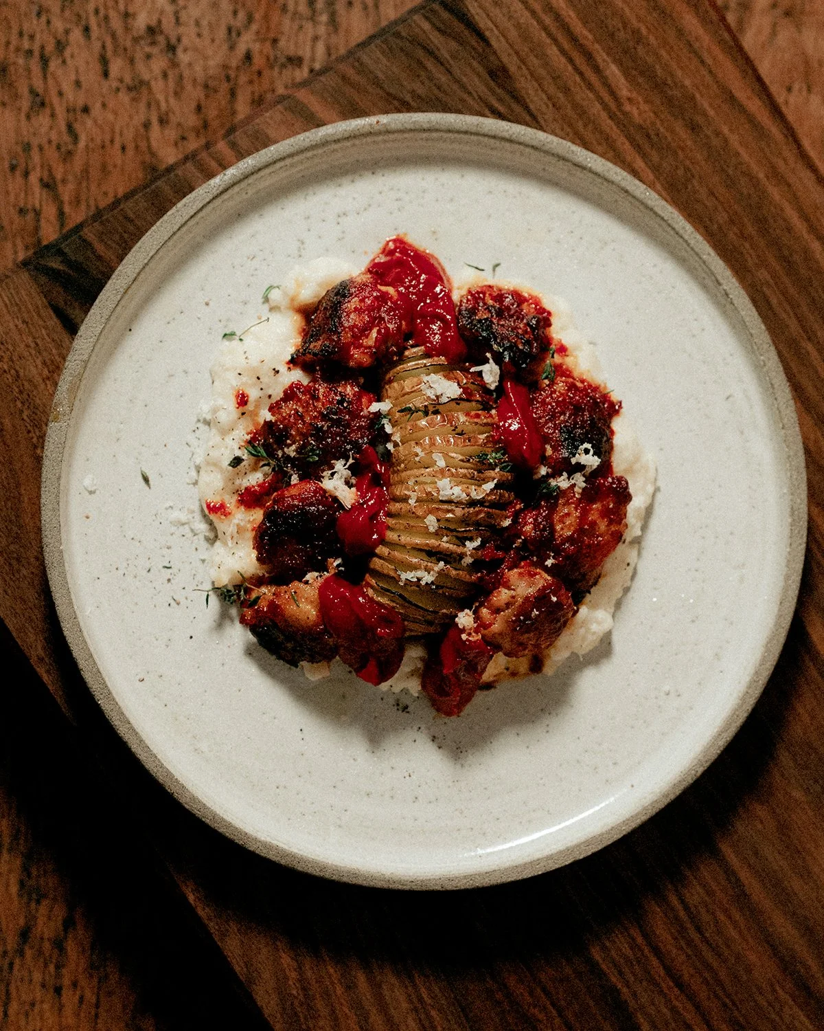 csontozott BBQ csirkeszárny irdalt burgonyával