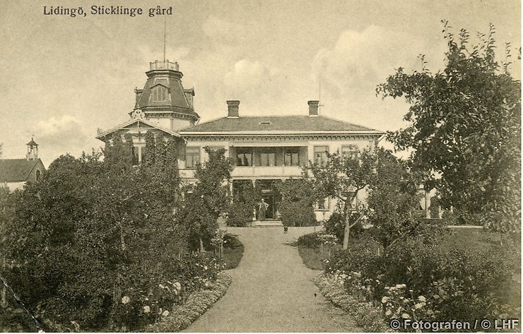 En gammal svartvit bild av en stor herrgård med trädgård, gångväg och en liten tornliknande byggnad till vänster. Texten i vänstra övre hörnet säger 'Lidingö, Sticklinge gård'.
