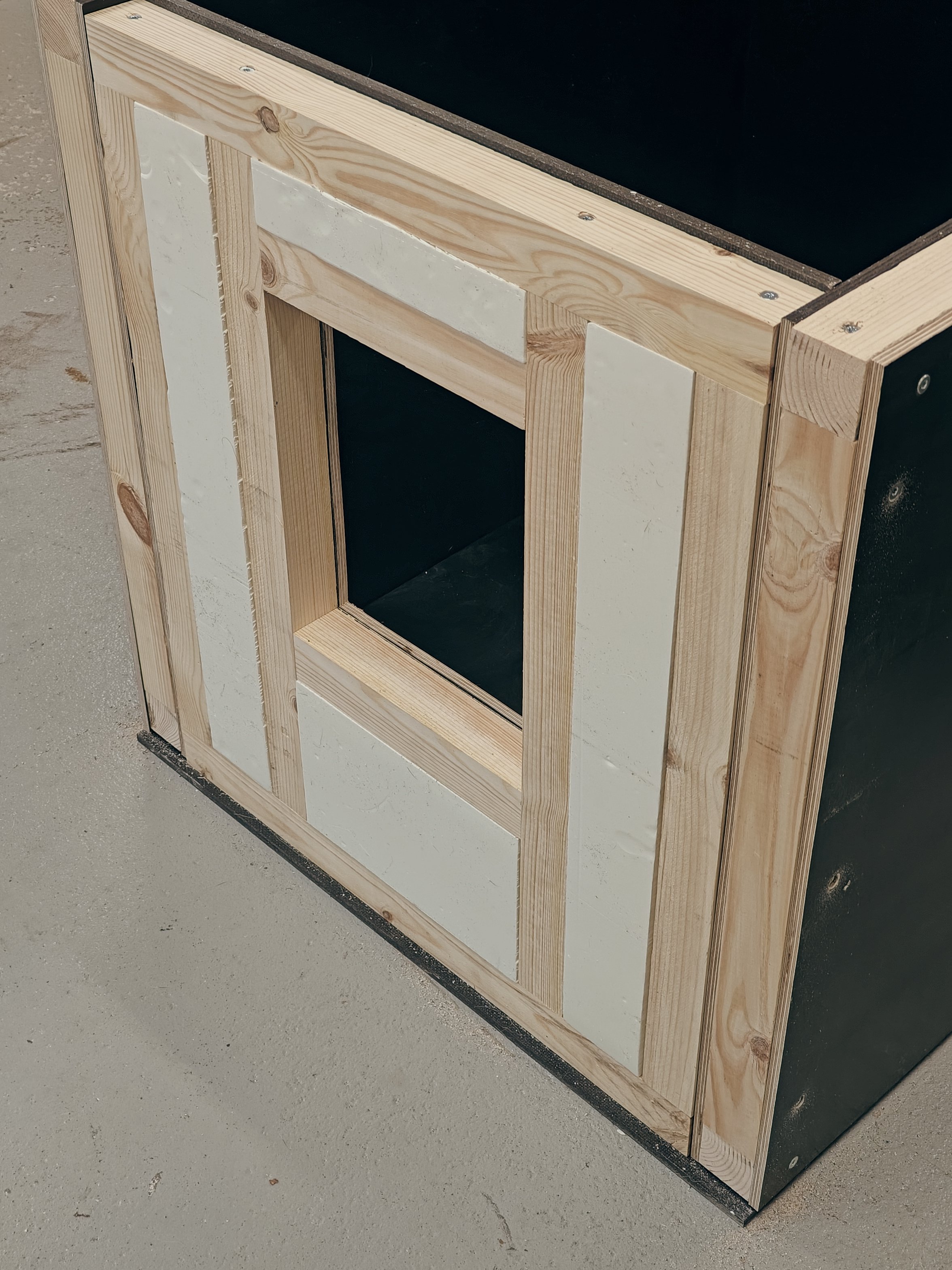 The walls, roof and floor of these houses are fully insulated.
50mm of 'Finnfoam' is sandwiched between two pieces of 9mm film coated birch plywood, making the wall thickness 68mm.