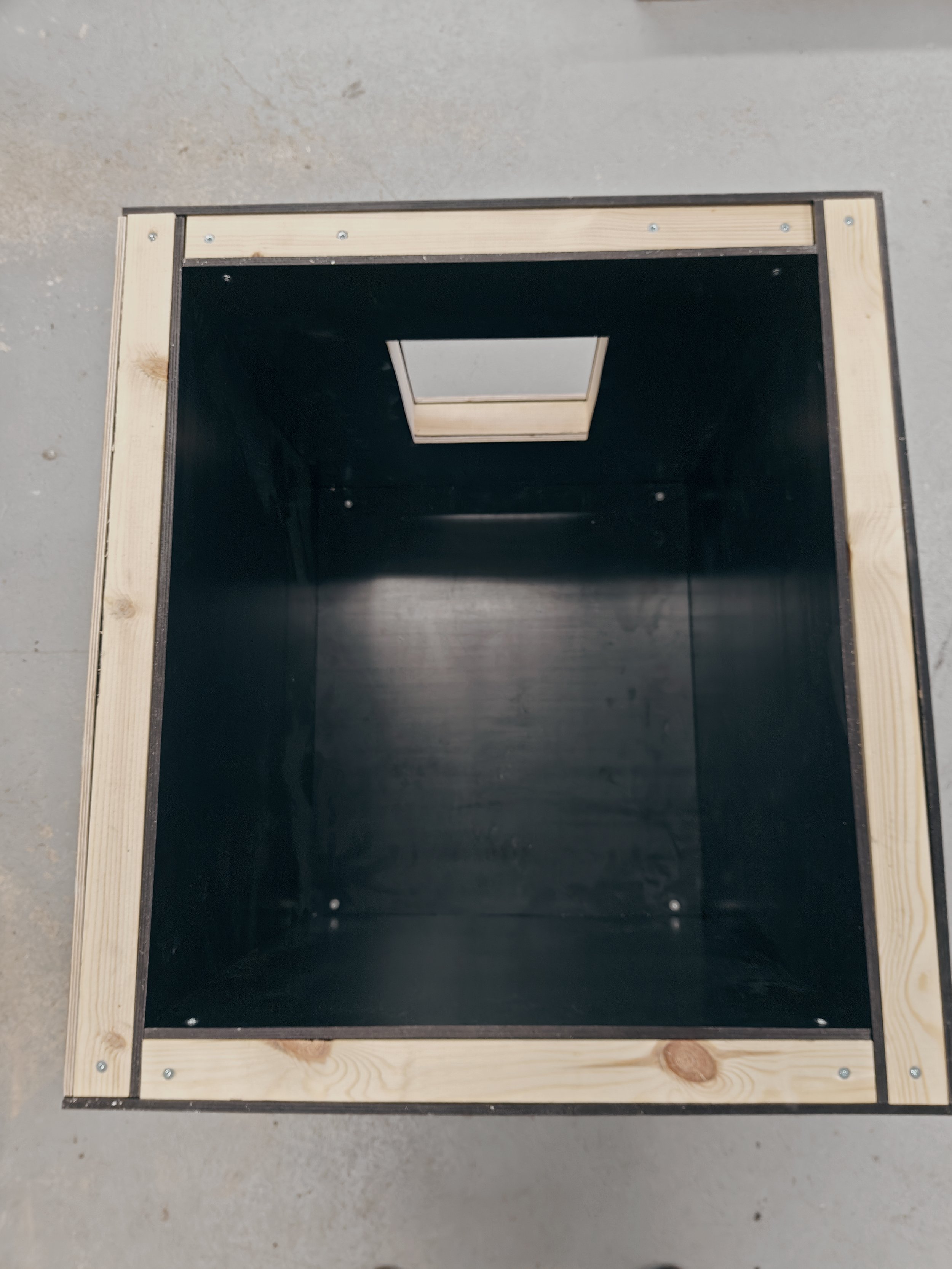 Internal dimensions: 685mm (L) x 595mm(W) x 580mm (H)
Volume: 0.236m3.
These dimensions have been tested and approved by a tall 35kg Alaskan Husky.
*Customised solutions available for larger dog breeds / to comply with regional rules and regulatio