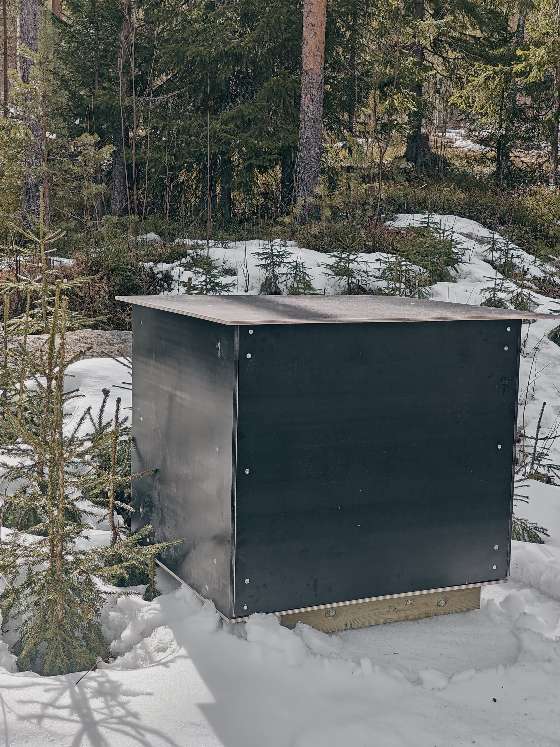External wall dimensions (without roof): 820mm (L) x 735mm (W) x 820mm (H).
Roof dimensions: 820mm (W) x 950mm (L)