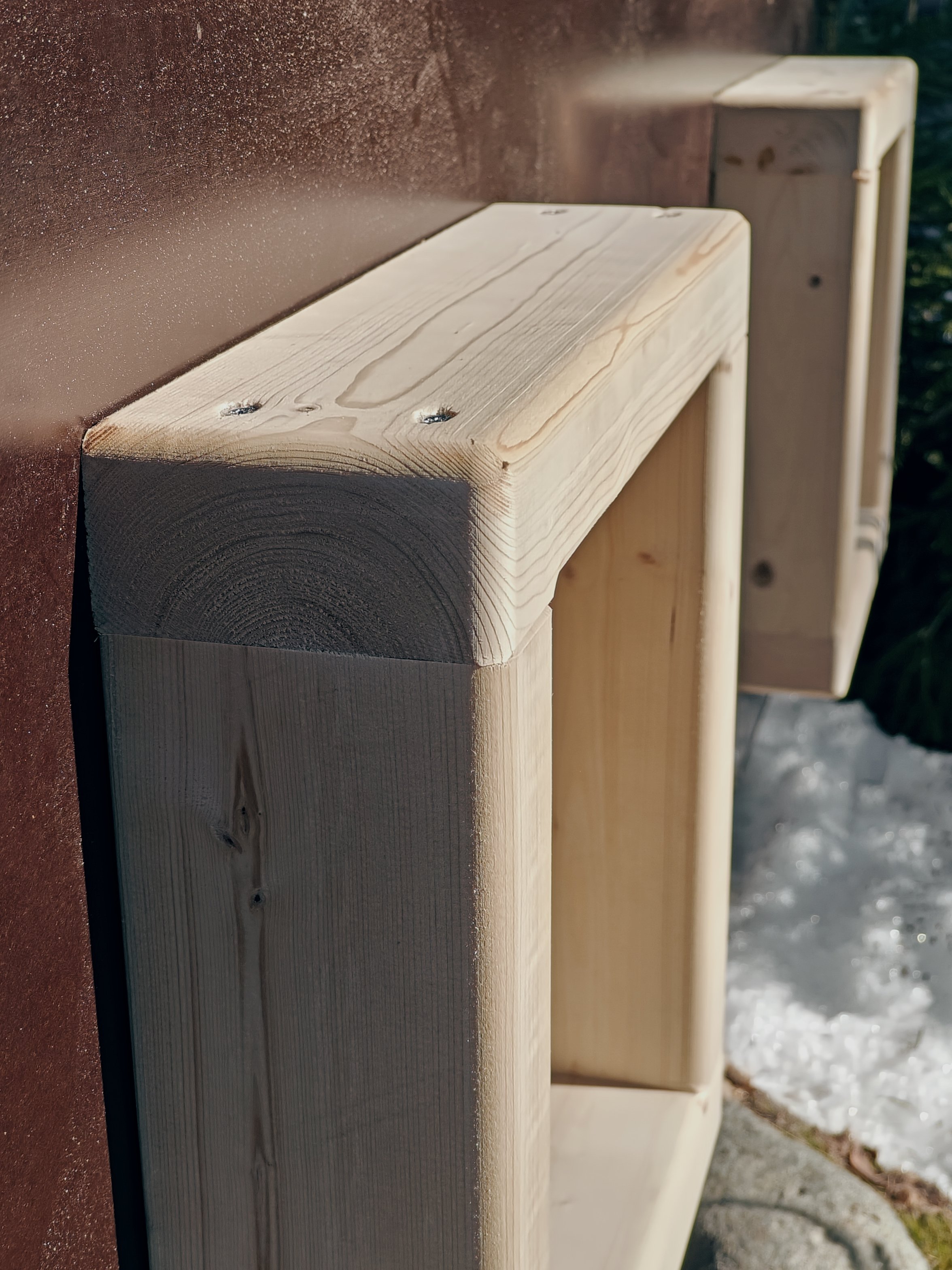 The door frame protrudes 95mm externally to provide wind & splash protection and 48mm internally to reduce the amount of bedding from being dragged out and prevent doggy DIY. Including the wall element, the entry tunnel is 211mm long.