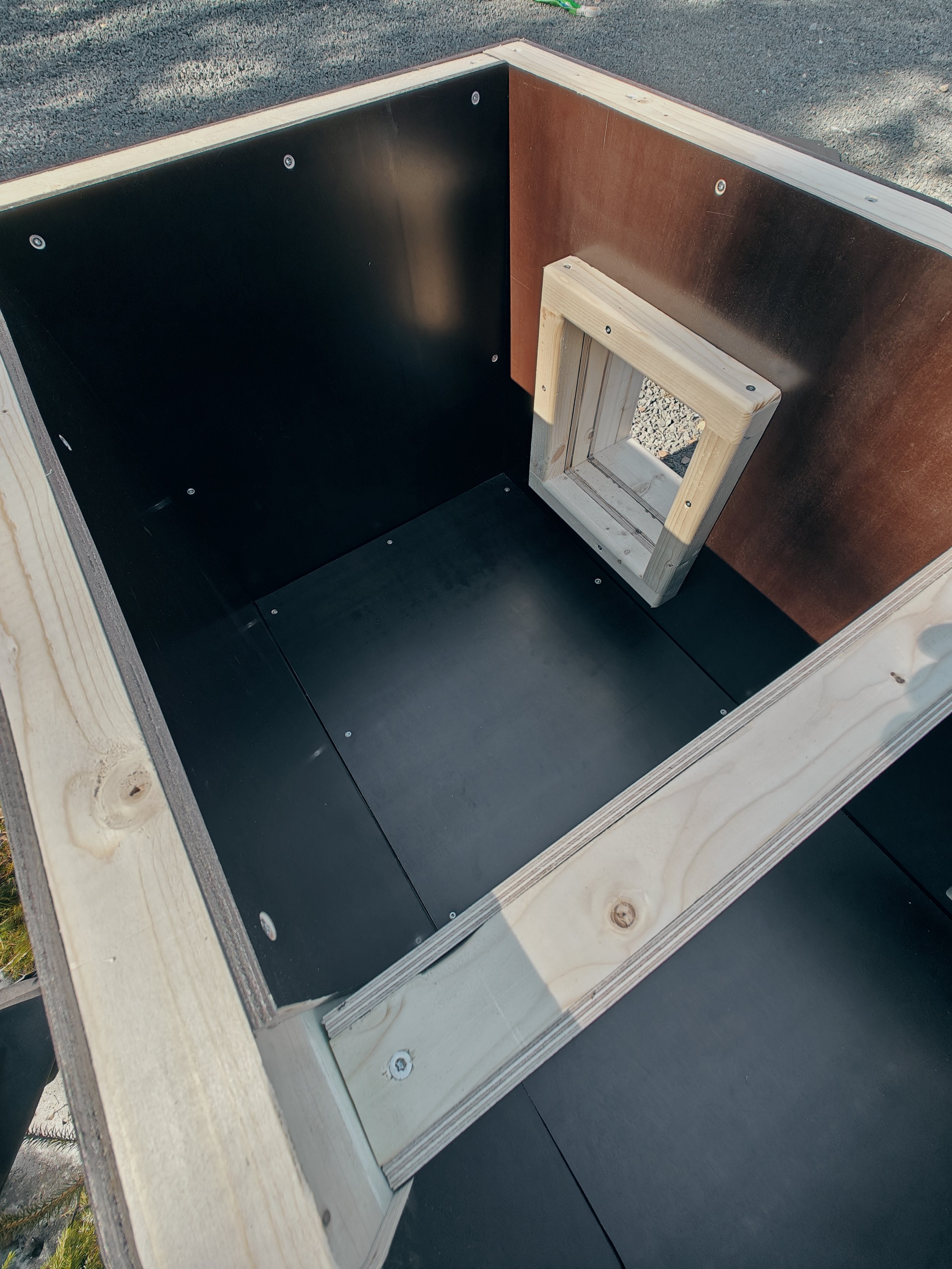 Internal dimensions:
Each side is 705mm (L) x 600mm (W) x 580mm (H)
Volume: 0.245m3.
These dimensions have been tested and approved by a tall 35kg Alaskan Husky.
*Customised solutions available for larger dog breeds / to comply with regional rule