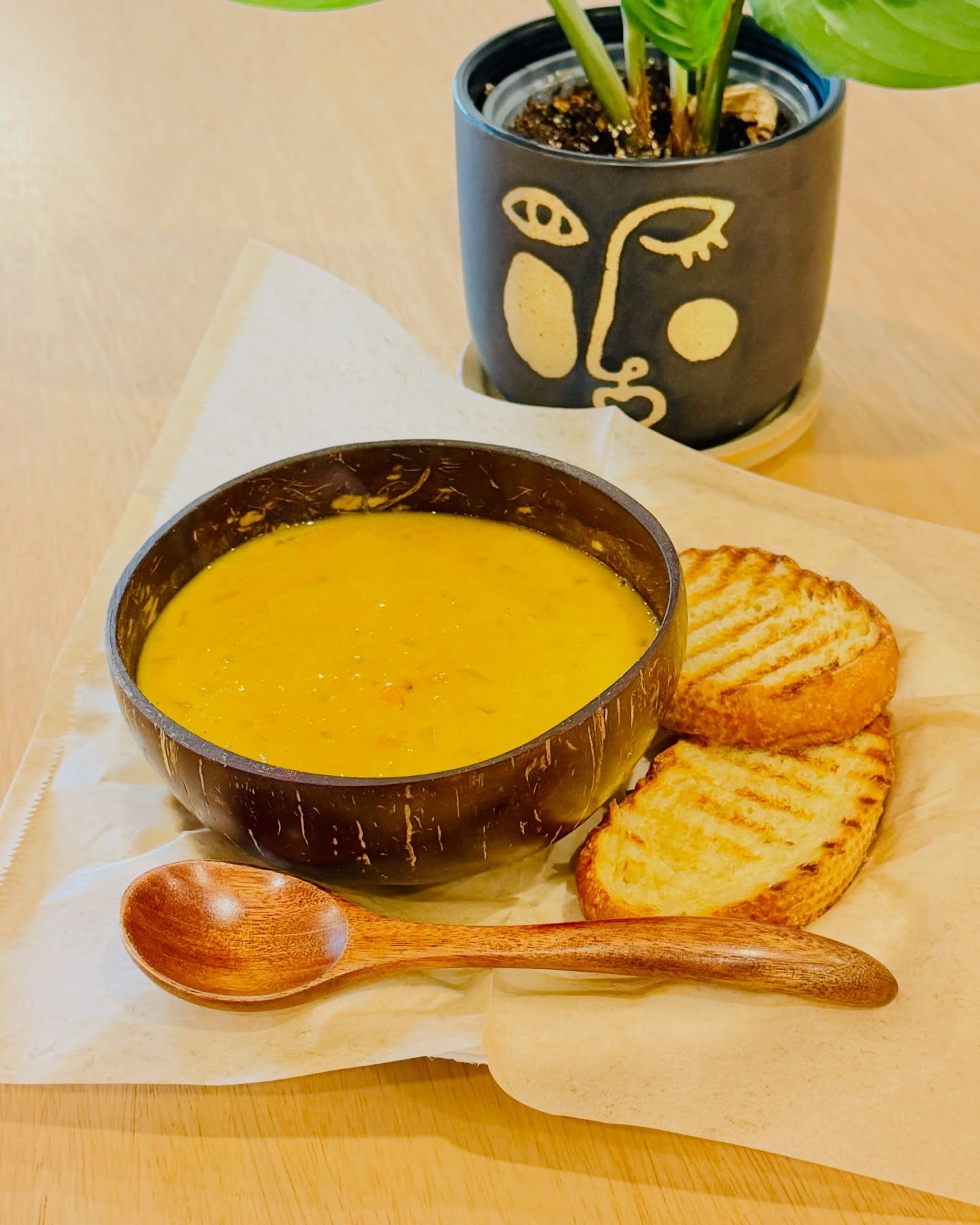 cold days call for warm bowls 🥣

our red curry lentil soup is cozy, comforting, and exactly what this weather ordered. perfect with a little toast on the side.

see you soon 🌙