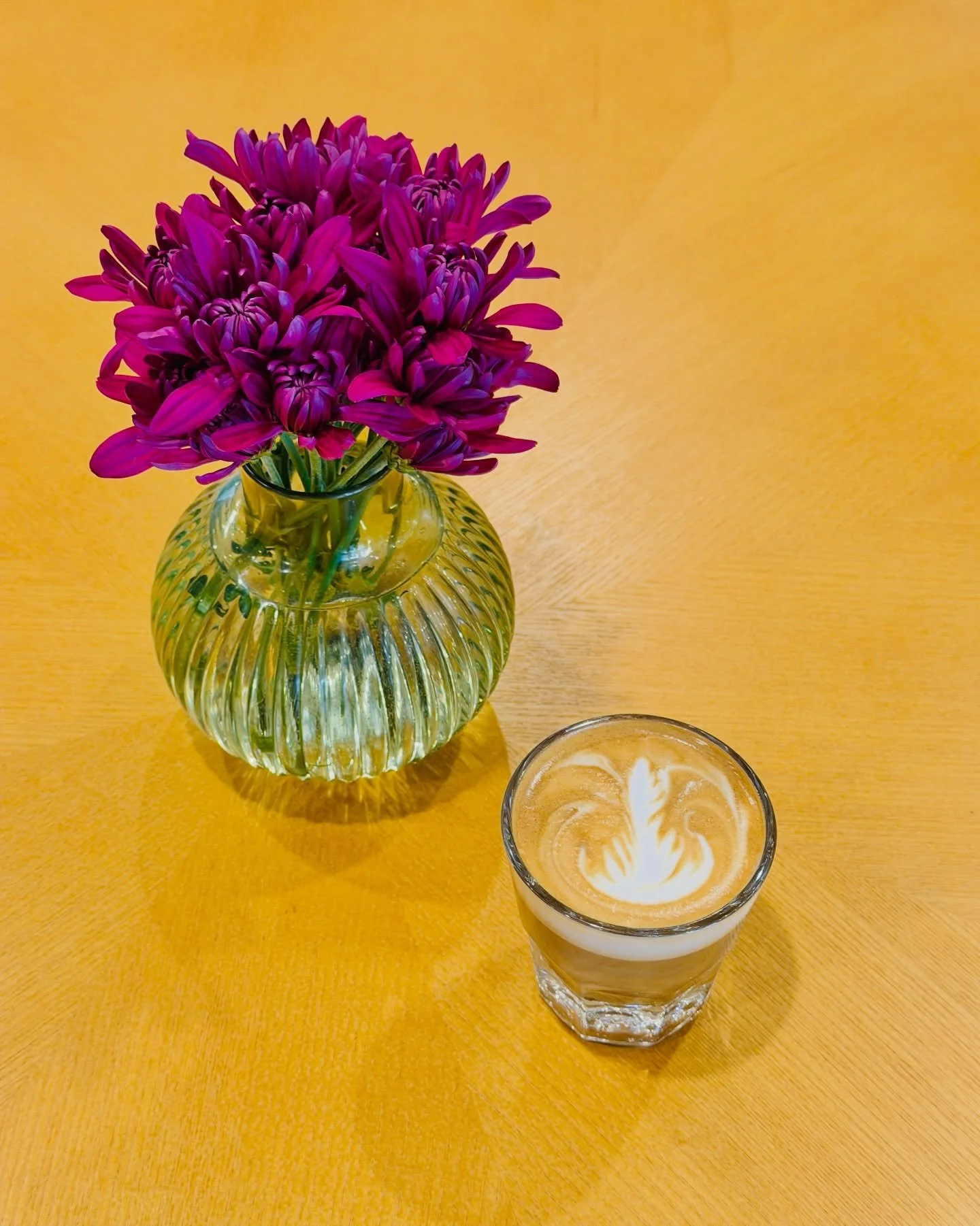 serving up pistachio vanilla cortados in our gorgeous new glassware ✨

happy saturday ❣️