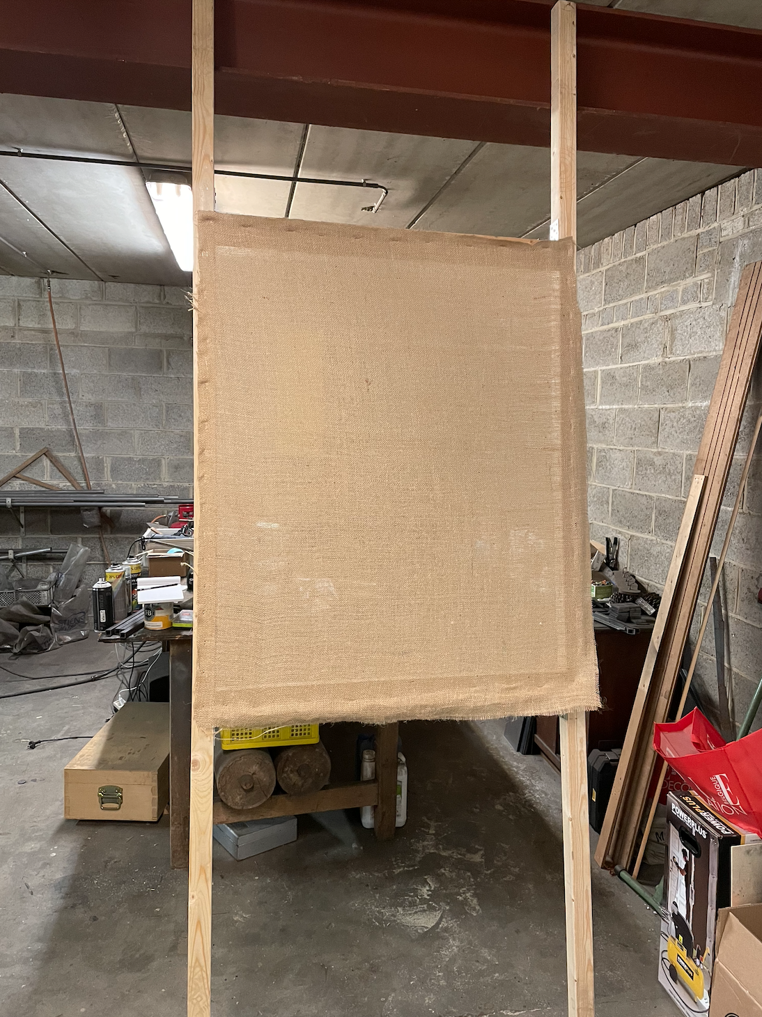 Premier cadre - dessin à la main levée sur toile de jute