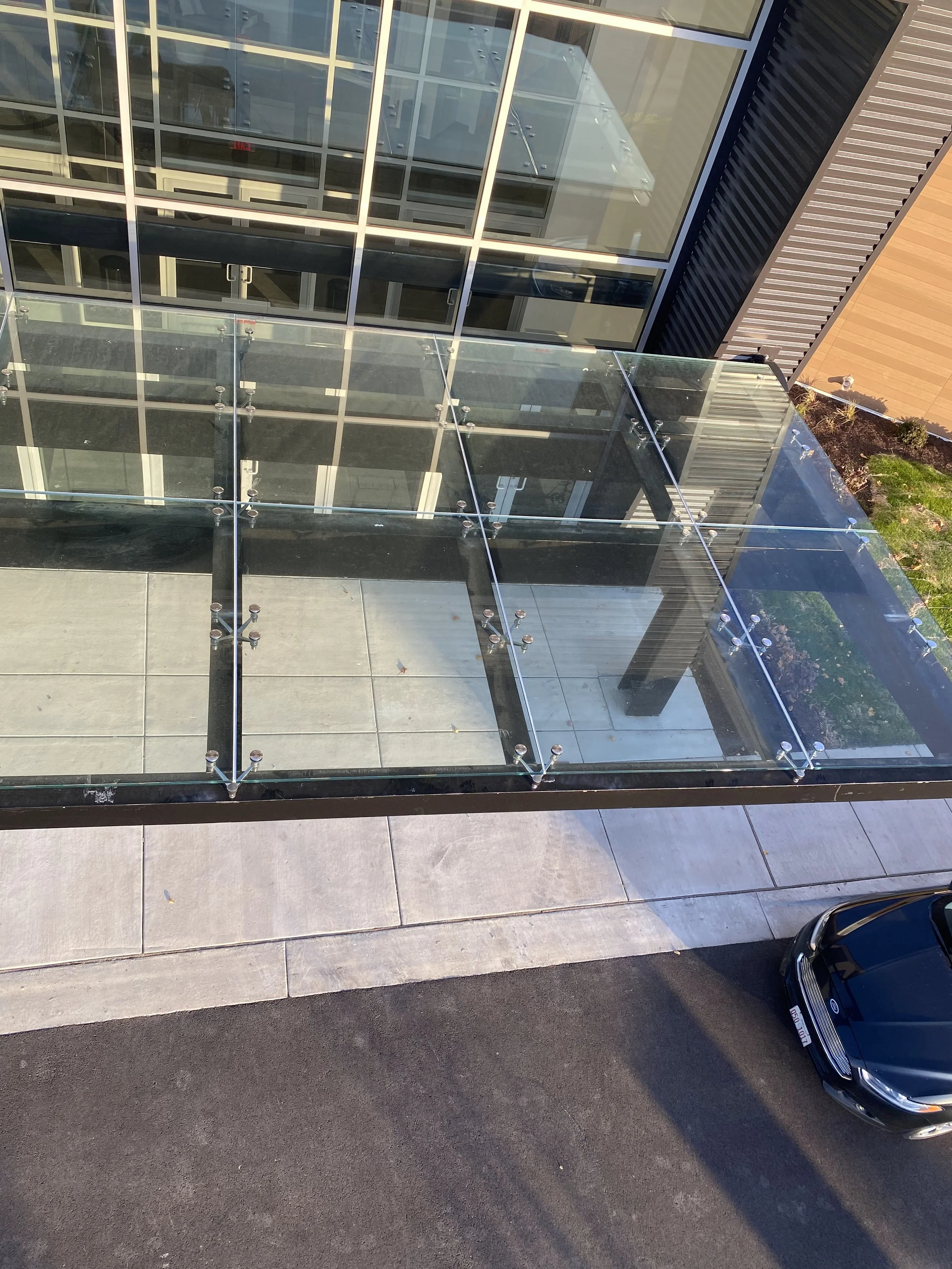 Caulking glass canopy 