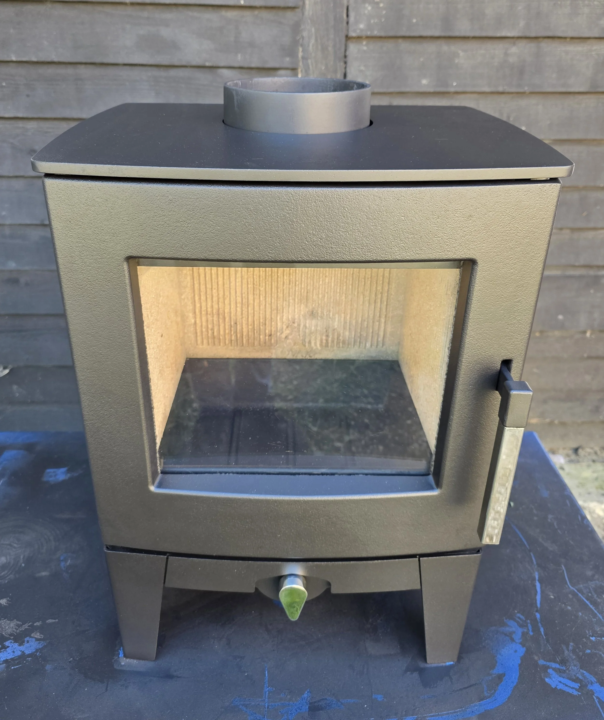 Stovax Futura 5 - 5kw - Refurbished In Satin Black Finish - 390mm W x 540mm H x 320mm D