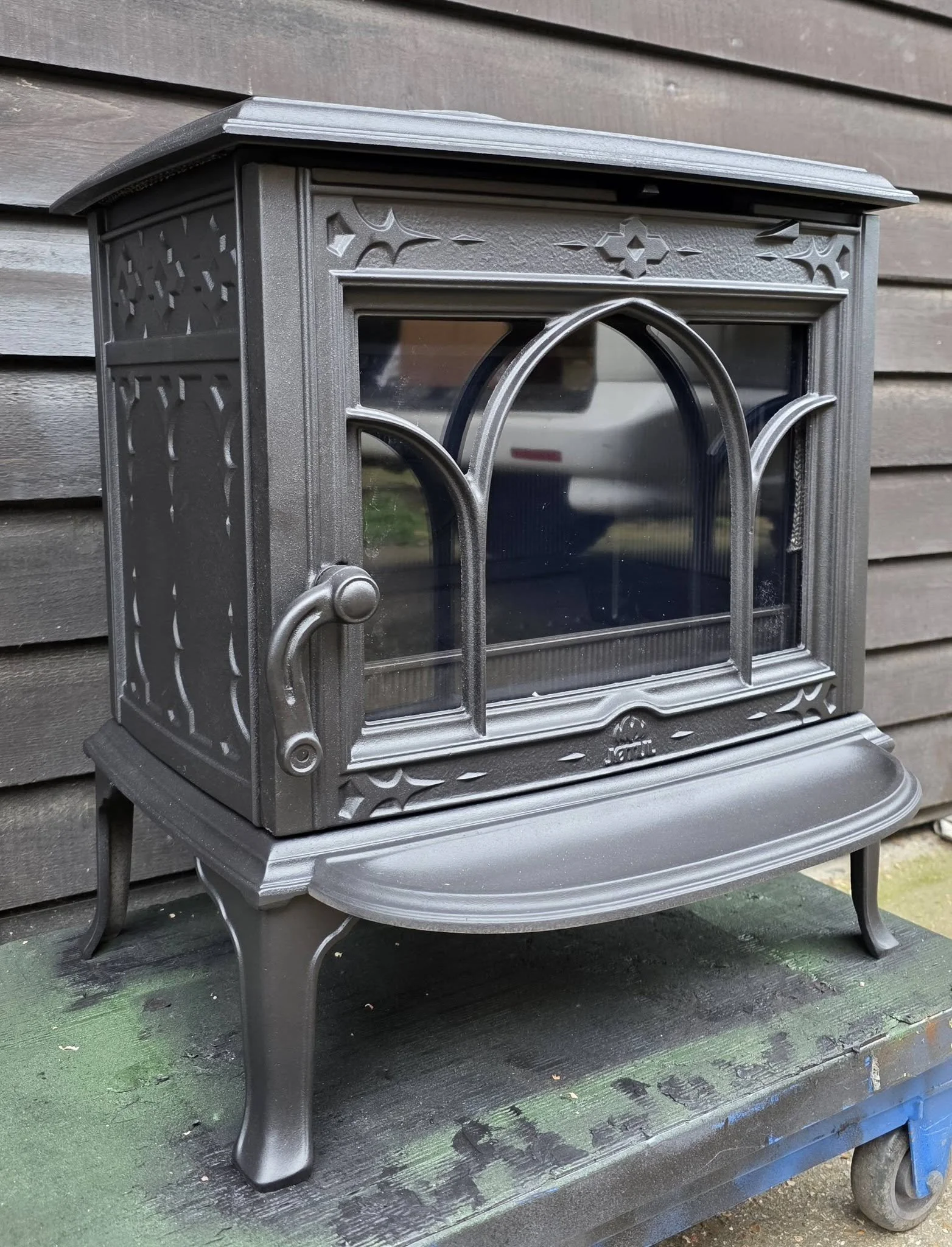 Jotul F100 - 5Kw - Fully Refurbished Satin Black Finish - W 528mm x H 570mm x D 336mm