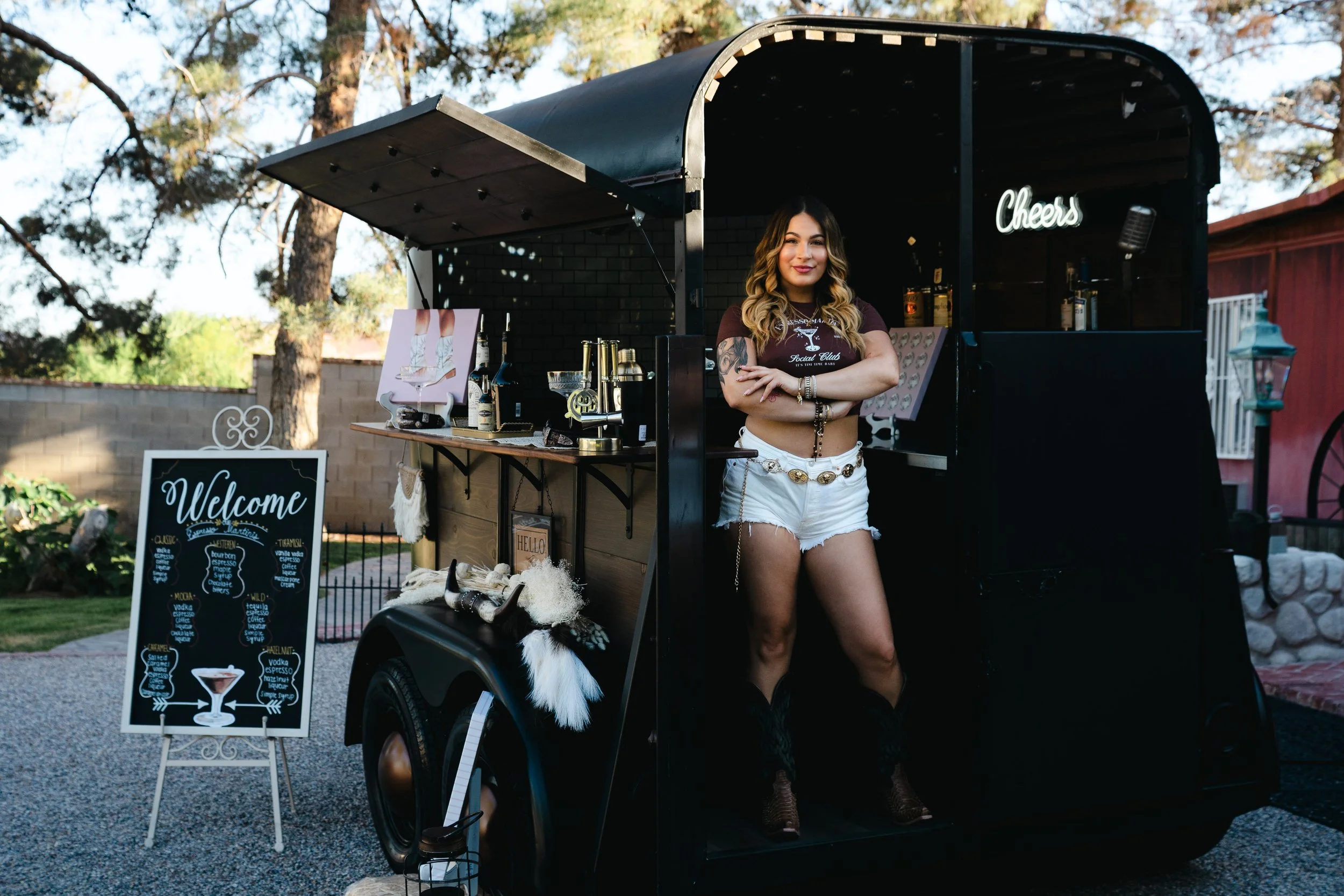 Mobile Bar Service for Backyard Parties: How to Host Without the Stress