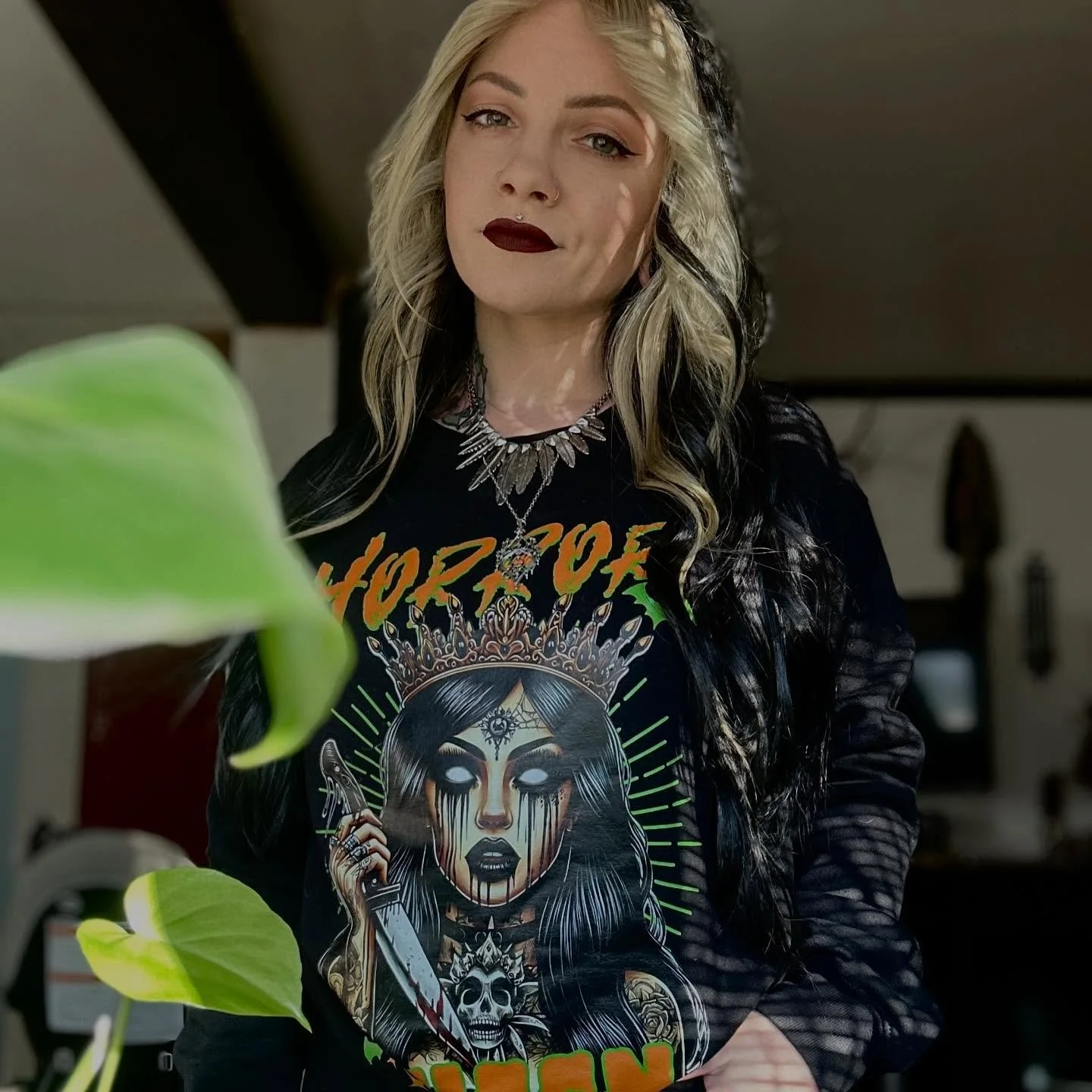 @_peculiar.vixen_ wearing the Horror Queen crewneck sweatshirt 👑🖤🔪 

#horror #horrorqueen #graphicapparel #deadliftsanddesires