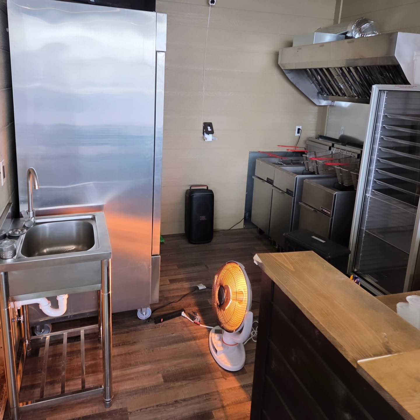 Just crossed one off the list, this commercial installation was a success! Definitely check out Wings N' Things Rexburg for delicious eats when they launch!

#commercialplumber #plumbinglife #radtechservicesplumbing #newbusinessalert🚨