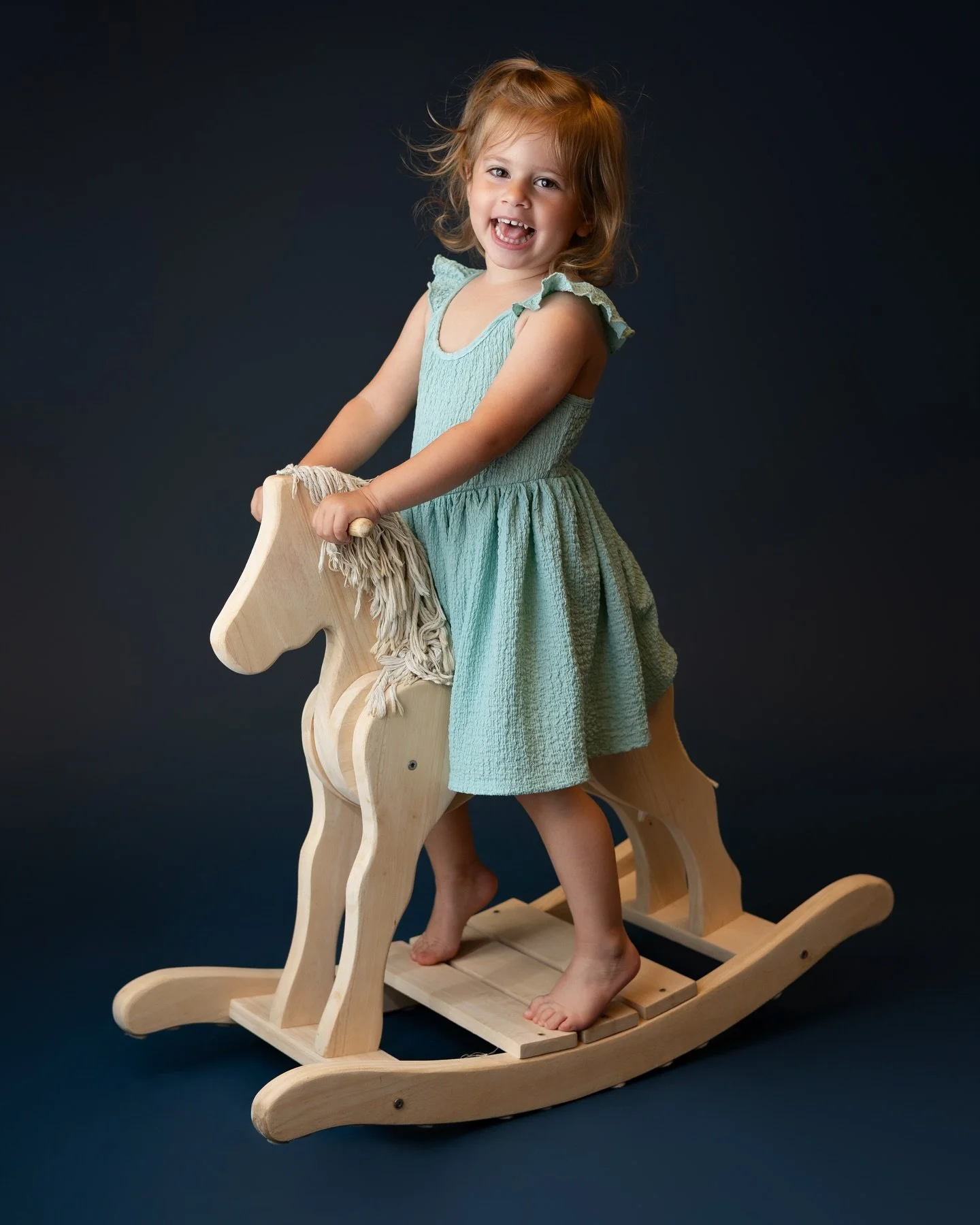 Hei, her har det v&aelig;rt litt stille i det siste &ndash; men jeg jobber p&aring; 📸
Akkurat n&aring; er det fullt fokus p&aring; skolefoto, og til helgen er kalenderen satt av til to herlige ett&aring;rs-fotograferinger 🎂✨

P&aring; bildet ser de