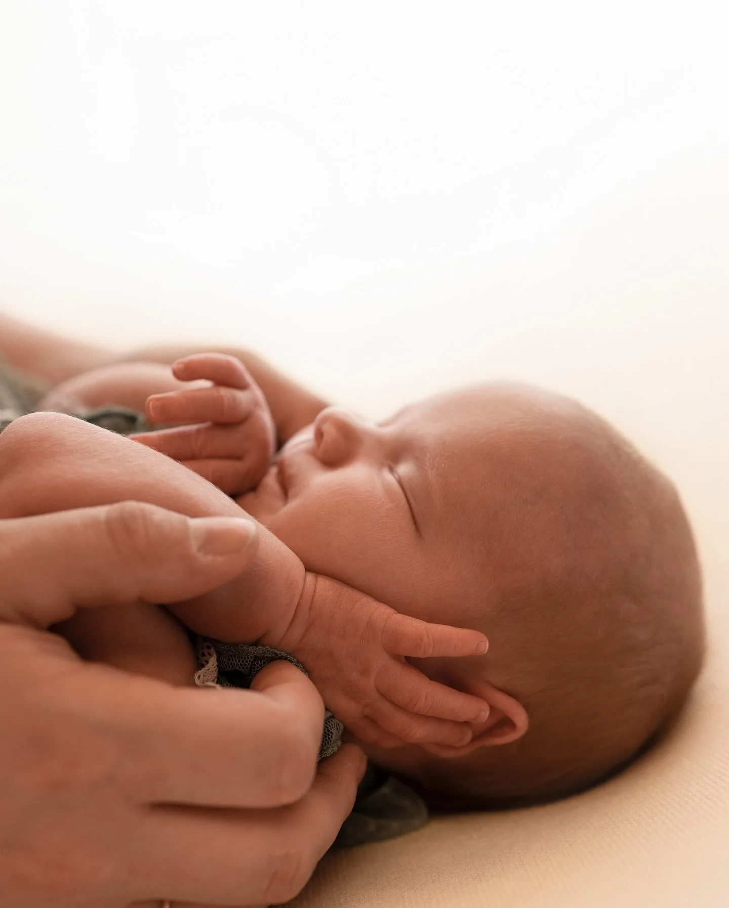 Tiden flyr&hellip;
Plutselig er den lille h&aring;nden st&oslash;rre. Det myke nyf&oslash;dte ansiktet forandrer seg. De f&oslash;rste dagene, som f&oslash;ltes uendelige, blir til minner.

Bildene fortjener mer enn &aring; ligge p&aring; telefonen, 