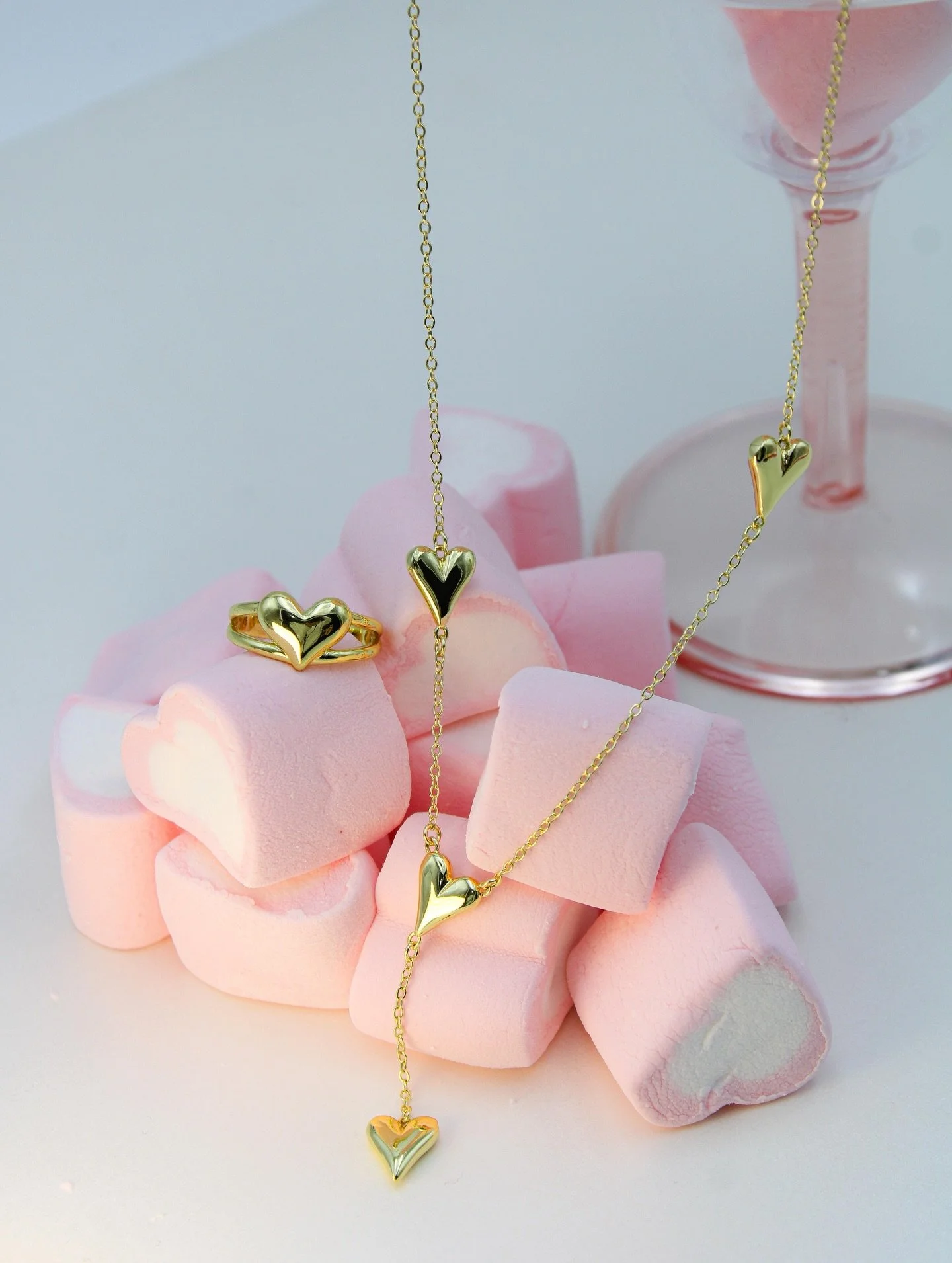 Ya pas&oacute; Valentine&rsquo;s pero quedamos enamoradas de esta colecci&oacute;n!!! Cu&aacute;l te gust&oacute; m&aacute;s? 🙈🤍 

💻 Vis&iacute;tanos en tienda o pide tus favoritos desde nuestro website 

#jewelry #joyeria #sch&ouml;n #mty #girls