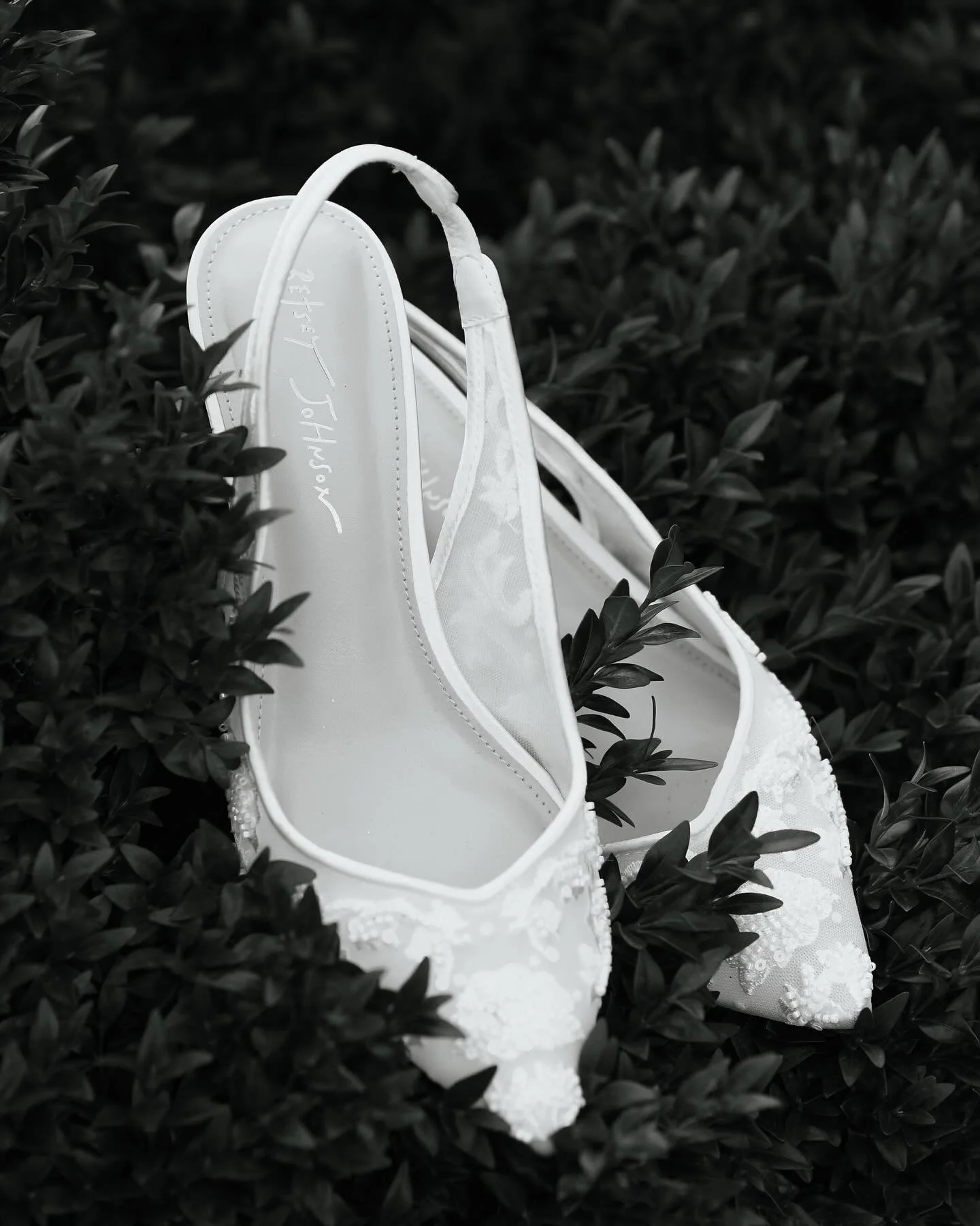 b&amp;w behind the scenes 📷🎞️

lead photographer: @keith_and_melissa 

#oliviaantonphotography #weddingphotographer #weddingphotography #elopementphotographer #brideandgroom #justmarried #weddinginspo #weddingstyle #brideinspo #bridetobe #weddingvi