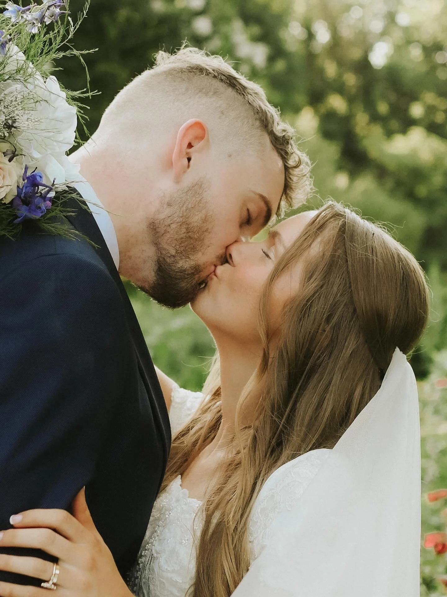 &ecirc;tre amoureuse~ 🤍🌷

lead photographer: @keith_and_melissa 

#oliviaantonphotography #weddingphotographer #weddingphotography #elopementphotographer #brideandgroom #justmarried #weddinginspo #weddingstyle #brideinspo #bridetobe #weddingvibes #