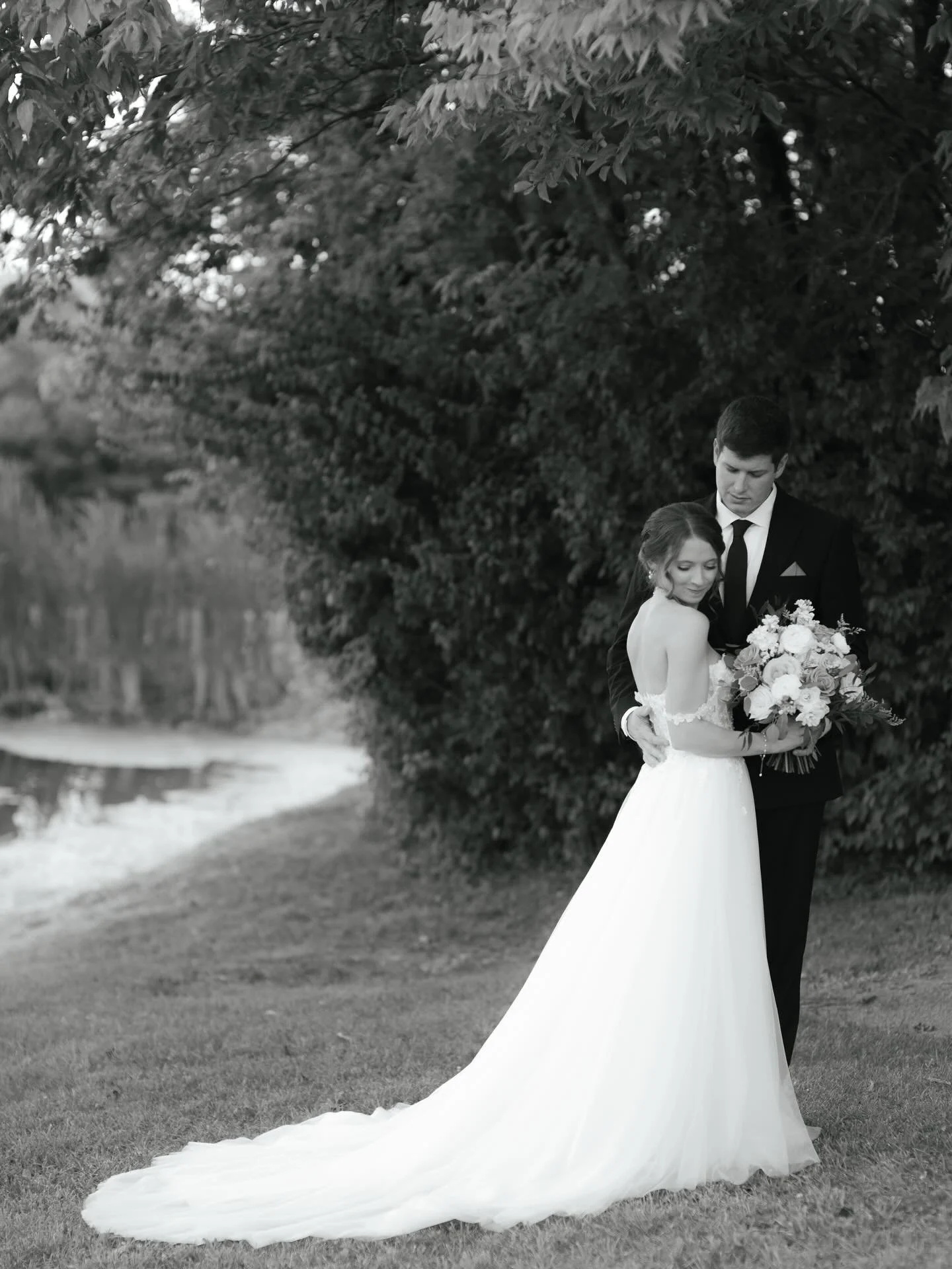 POV: I&rsquo;m your second shooter 📷

lead photographer: @keith_and_melissa 

#oliviaantonphotography #weddingphotographer #weddingphotography #elopementphotographer #brideandgroom #justmarried #weddinginspo #weddingstyle #brideinspo #bridetobe #wed