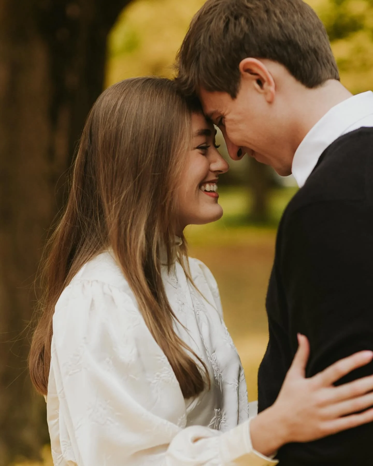falling in love 💛

🍂 reminiscing on this beautiful autumn engagement session on Catalpa Road!! I love winter&hellip; but I can&rsquo;t help but feel like fall went by way too fast 🥲

#oliviaantonphotography #engagementphotographer #engagedlife #le