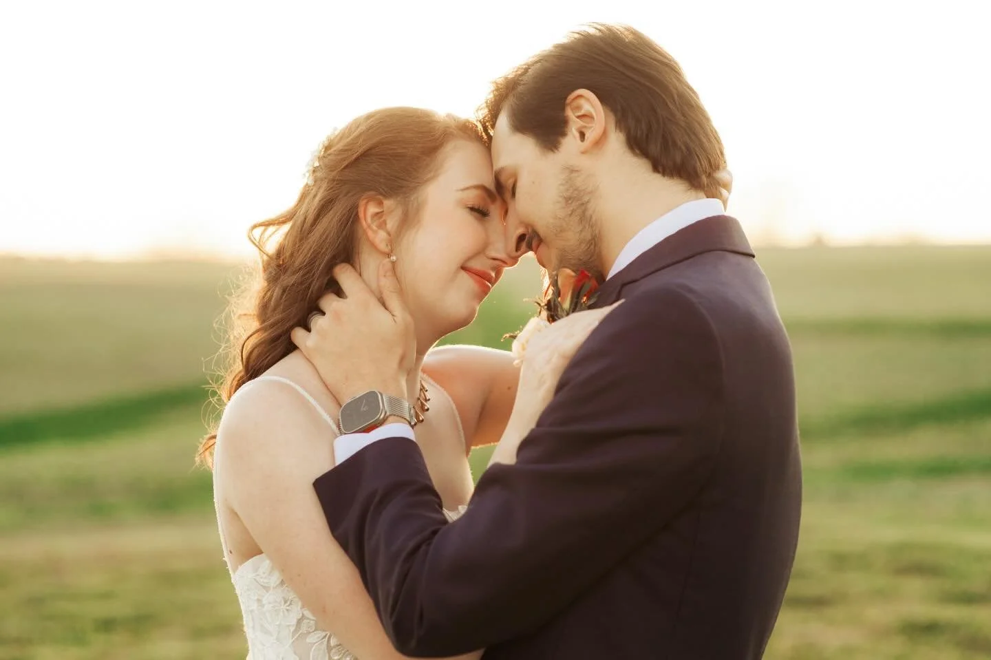 Still trying to find the perfect photographer for your wedding? 💍 

I still have some weekend dates available for 2026!! Reach out to me and we can make it happen‼️📸 Here&rsquo;s a throwback to a gorgeous autumn wedding I shot with @melissarussellp