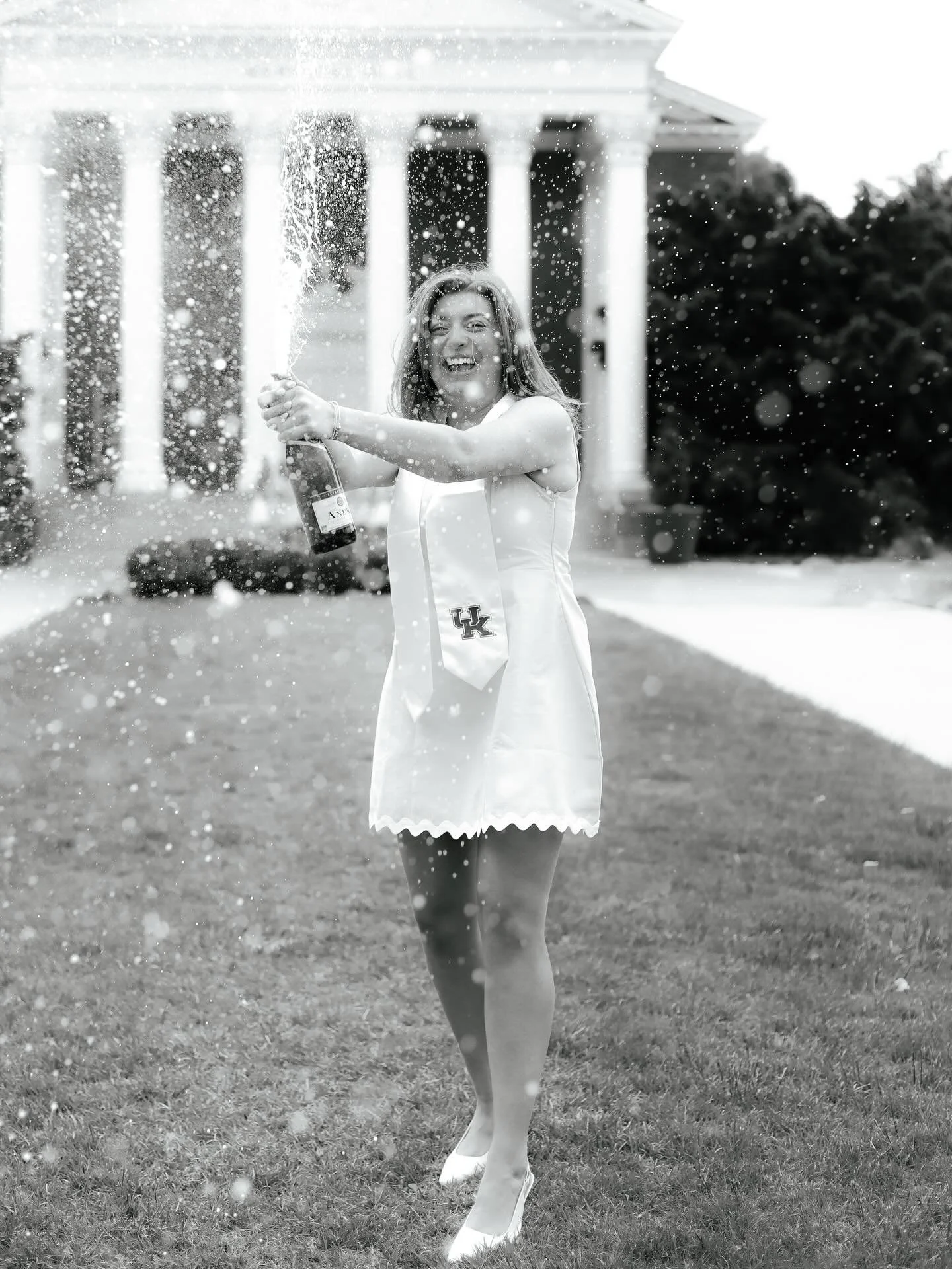 Throwback to this fun grad session at Memorial Hall UK!! 🍾 Go CATS!!! 🐾💙 

If you&rsquo;re still looking for a grad photographer to celebrate your milestone, look no further! I still have availability for this spring!!!

#ukgrad #lexingtonphotogra