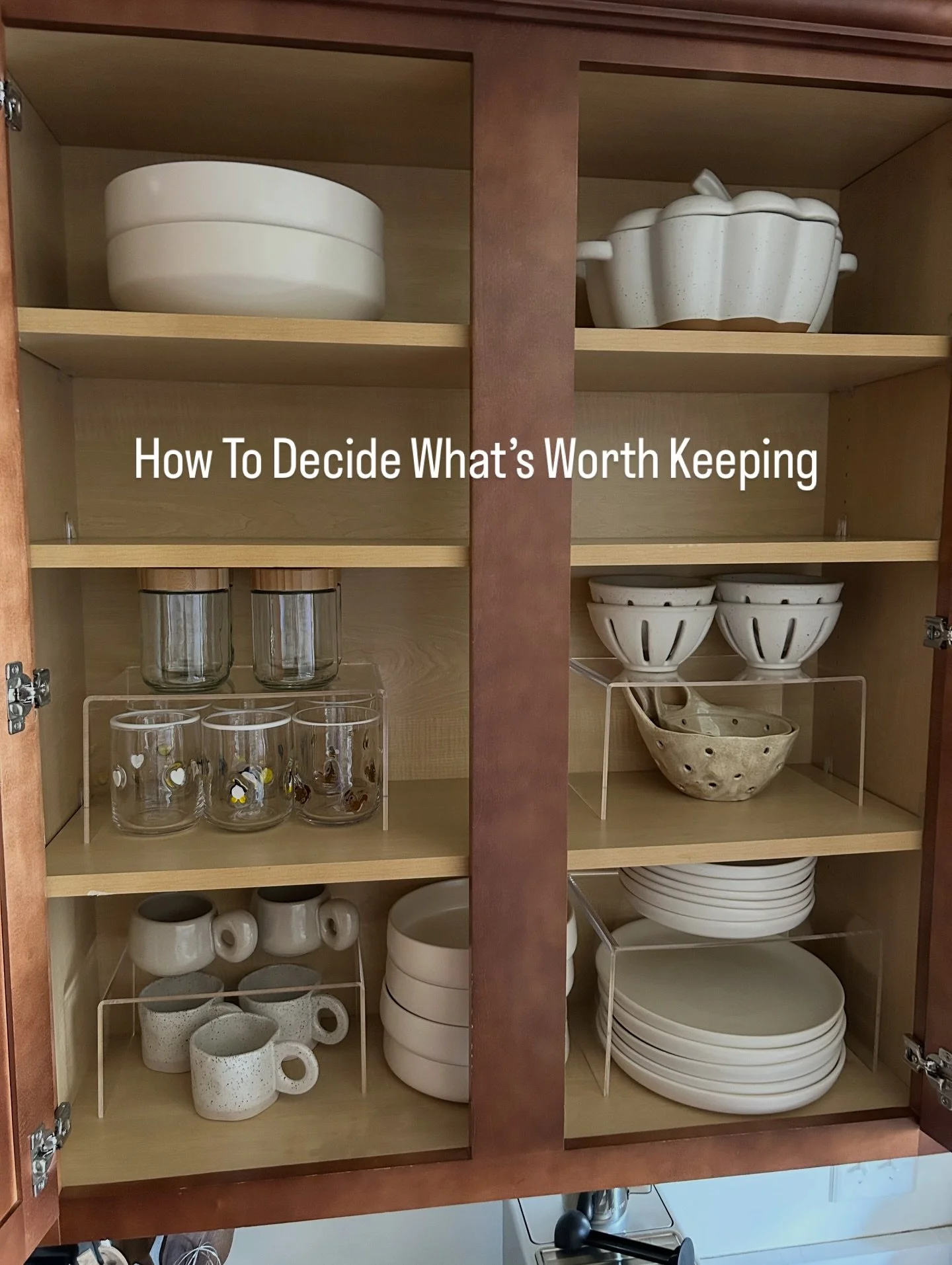 6 questions to ask when decluttering 🧺 

#declutteryourhome #declutteringtips #organizationtips #homeorganization #organizedliving