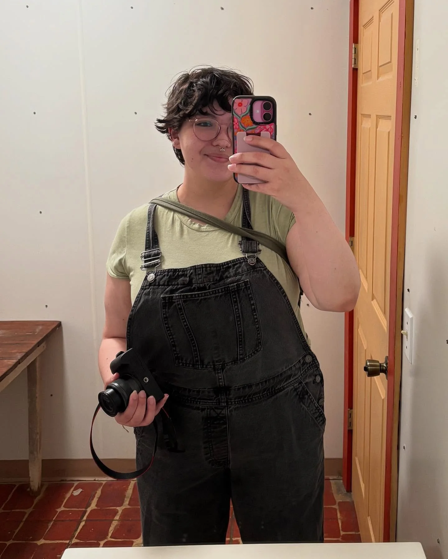 photo one: me in an antique store ( watch out for out for our vlogs on this trip)
photo 2: The drive to columbia + Cracker Barrel bathroom 💅🏼
photo 3: saly&rsquo;s cats + sparkies (aka some of the best ice cream of the trip) + the drive to springfi