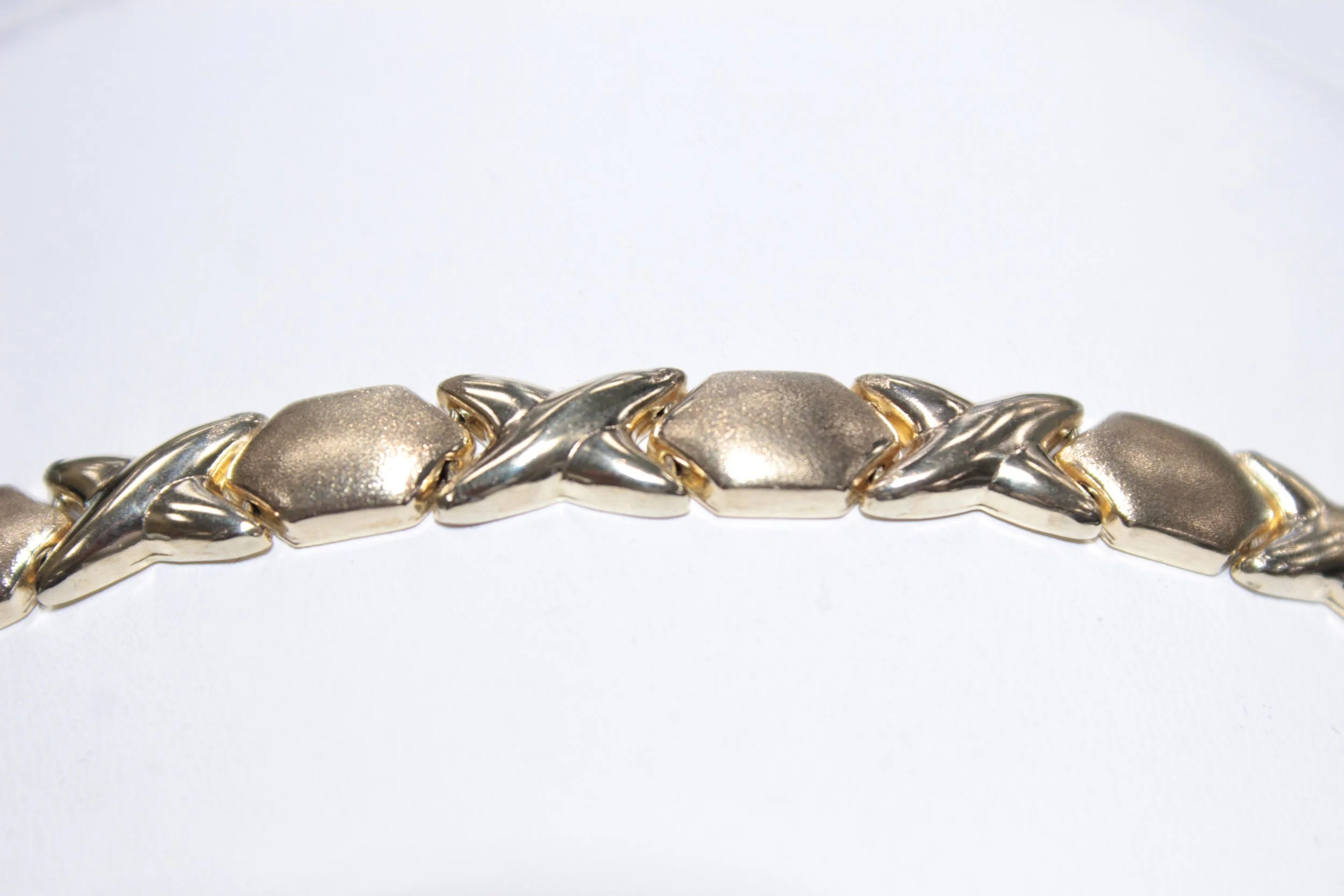 10K_Gold_Hugs-and-Kisses_Bracelet-Buffalo.JPG