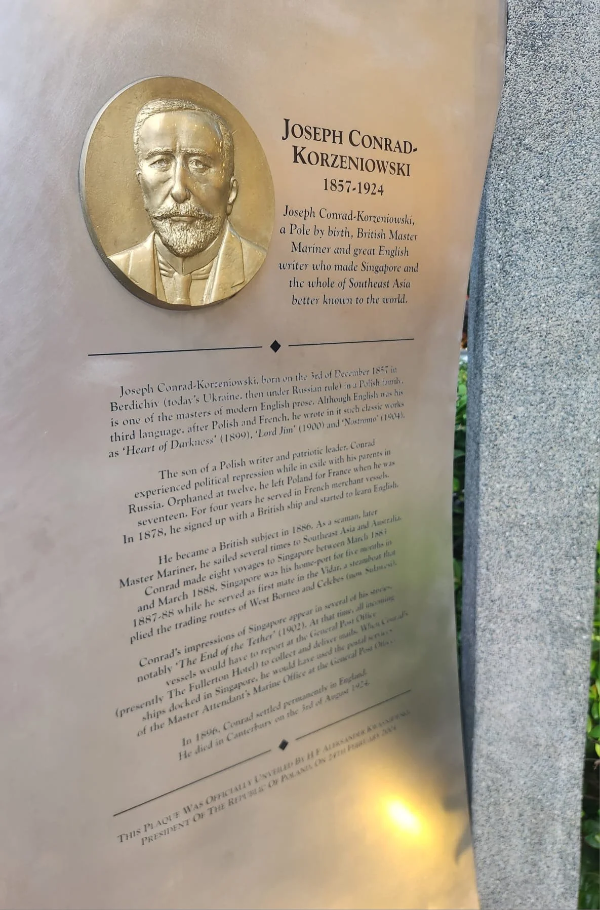 Polski przewodnik Singapur. Tablica Josepha Conrada. Singapur po polsku.