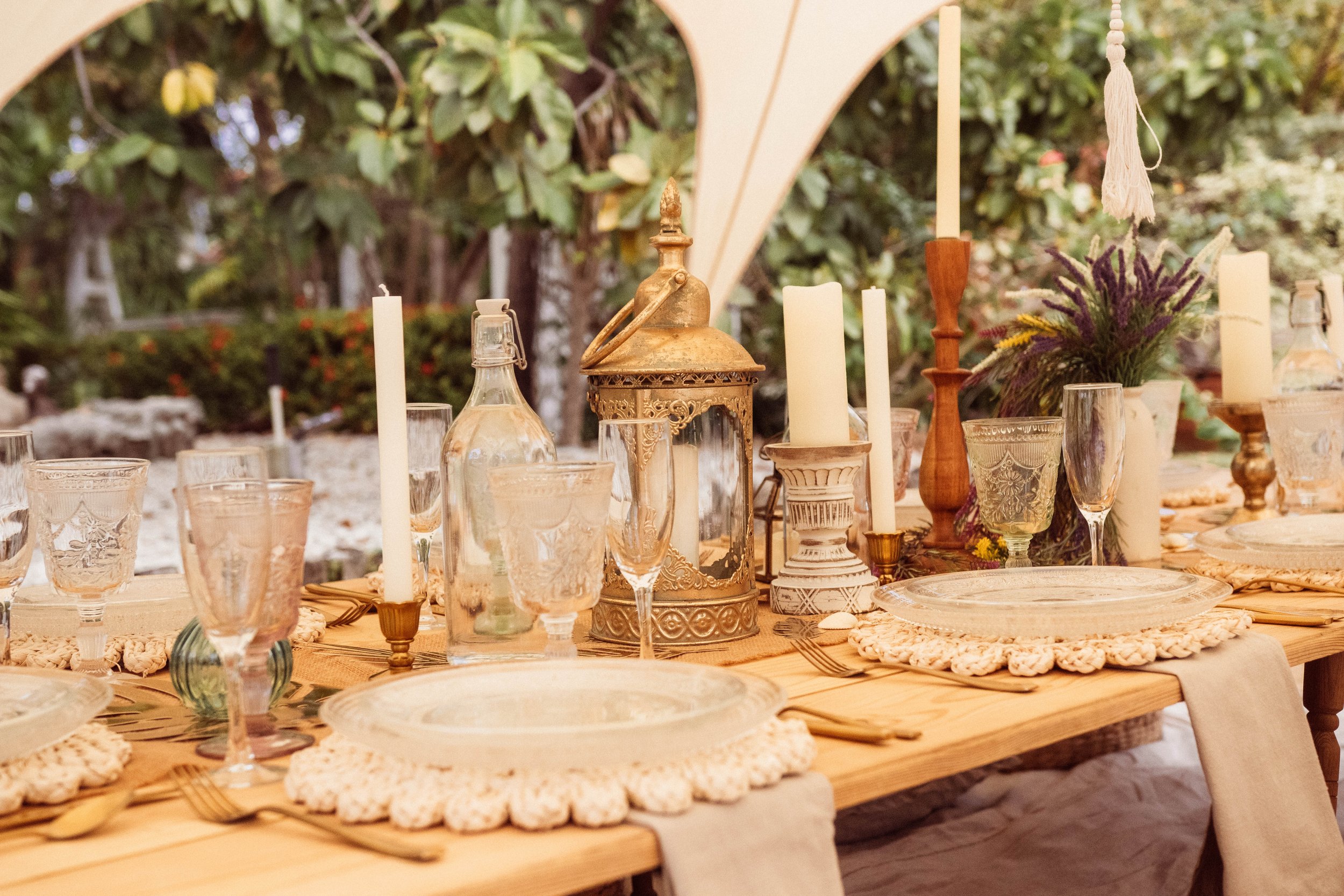 A richly detailed Soirées beach picnic table