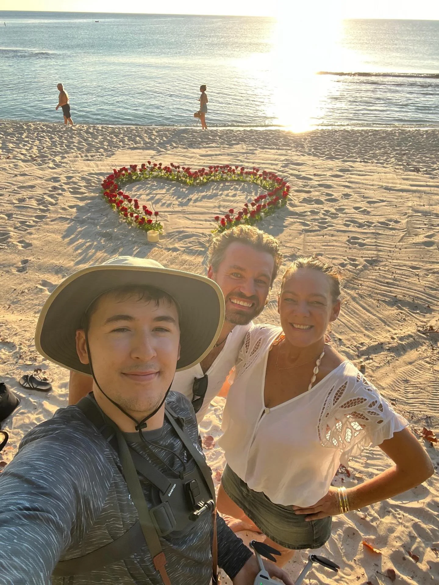 Ten dozen roses shaped into a heart, a golden sunset, and a team that loves what they do!
So great collaborating on this beautiful proposal and capturing the moment together with Celem at @cayman.photography.
When creative minds come together, magic 