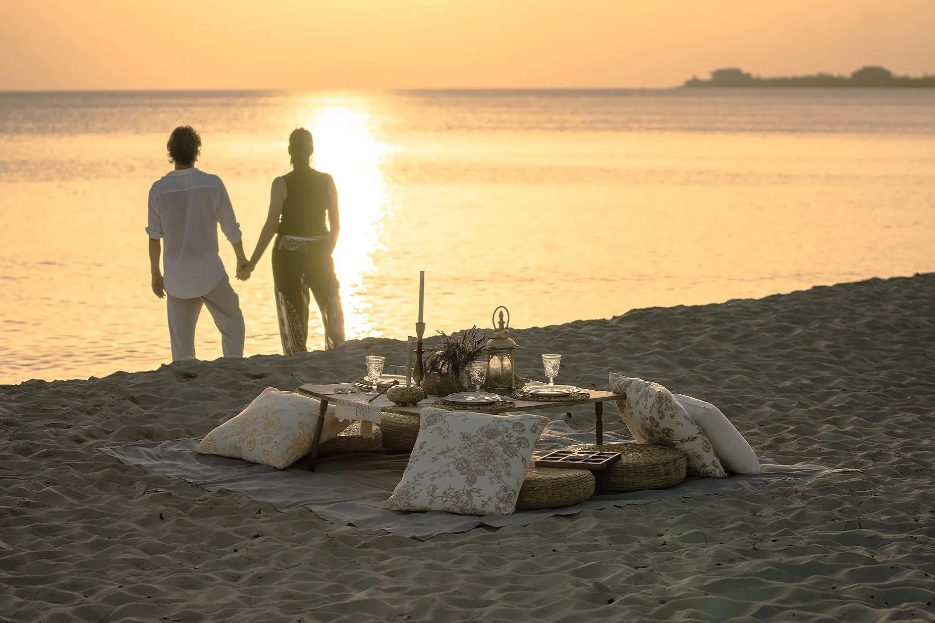 A handcrafted Soirées table setting in Grand Cayman