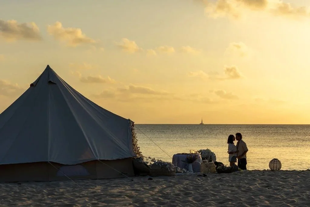 Soirées bell tent and intimate celebration at golden hour in Grand Cayman