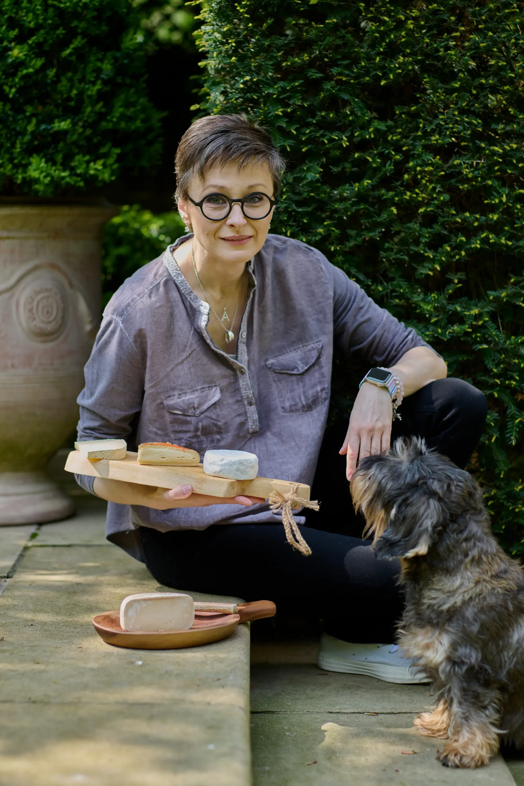 Andreea Popa asezata langa Jimmy presenting diverse branzeturi