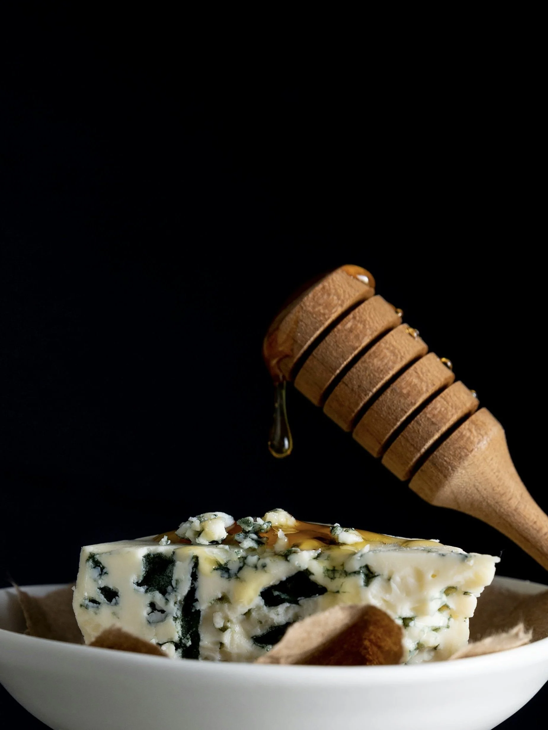 vas cu branza cu mucegai albastru peste care curge miere