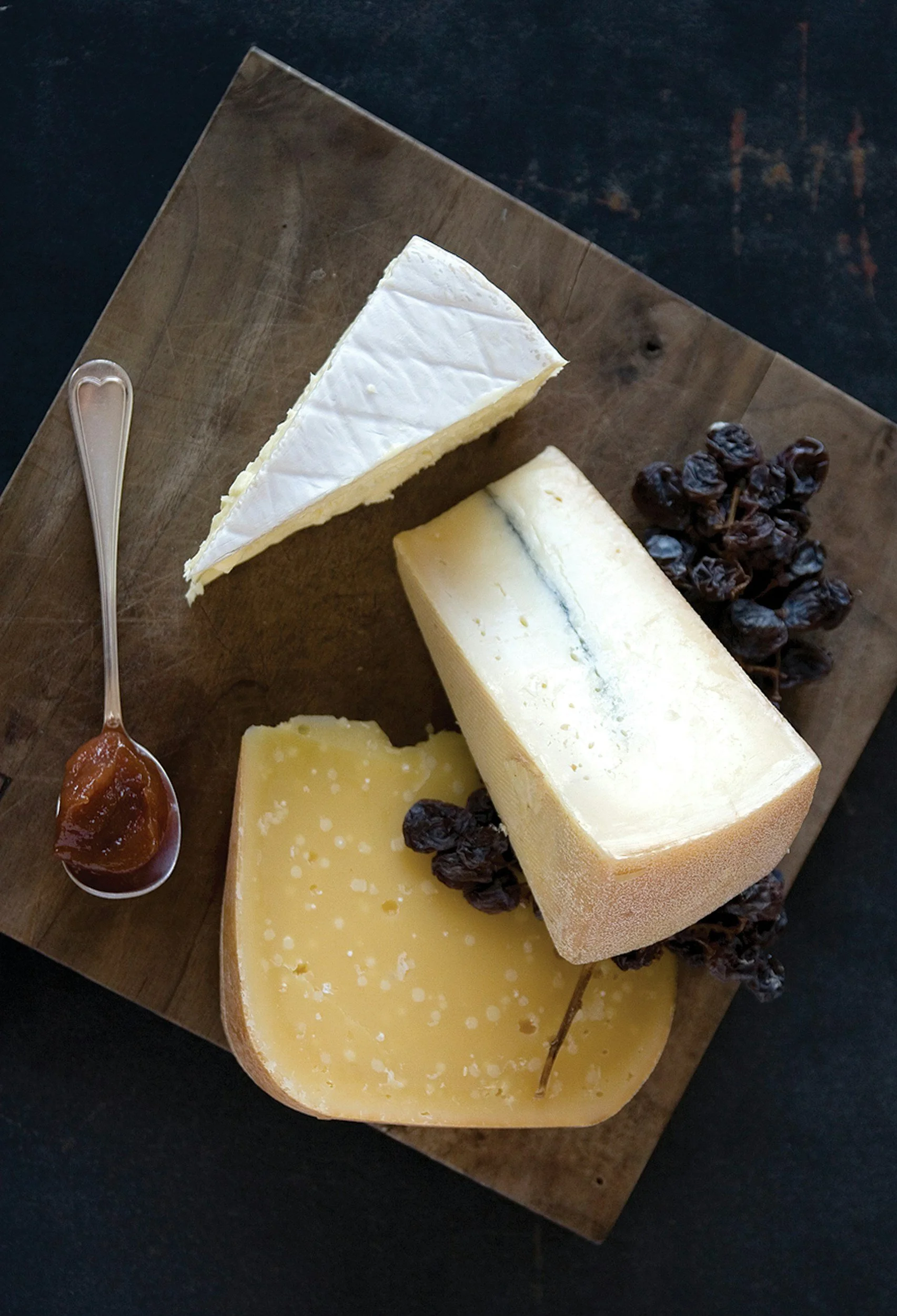 platou cu 3 branzeturi cu o lingua de dulceata si struguri muscat