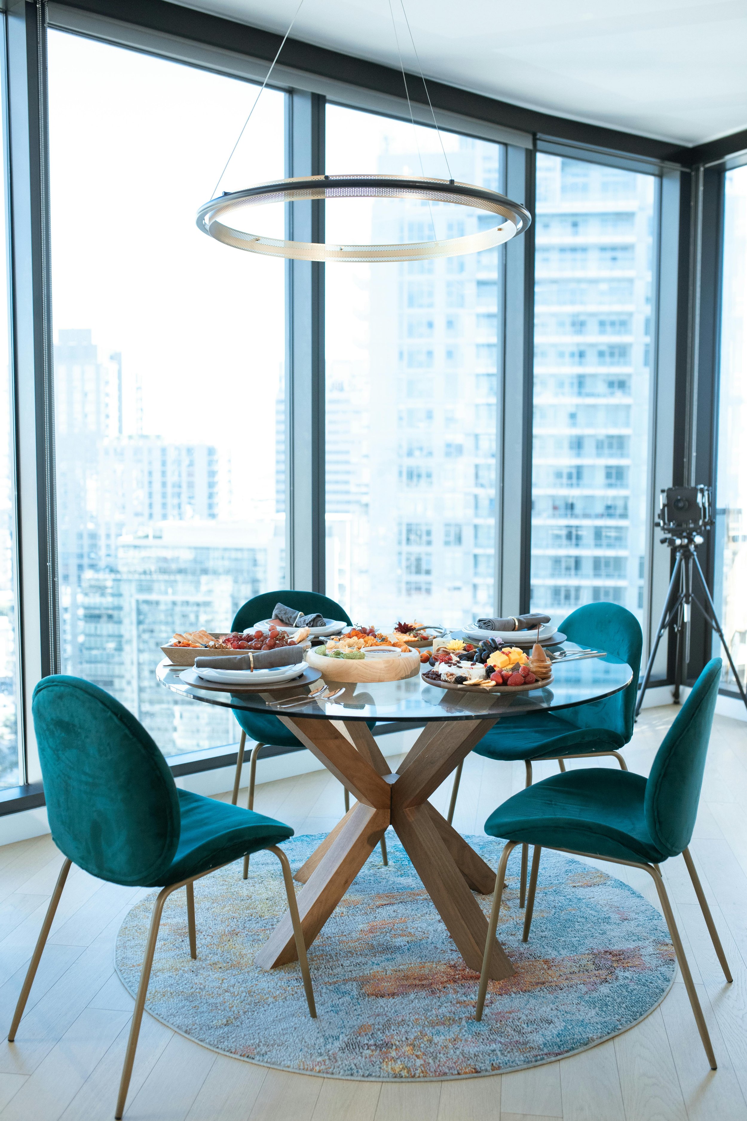 imagine a unei mese festive cu diverse aranjamente de branzeturi