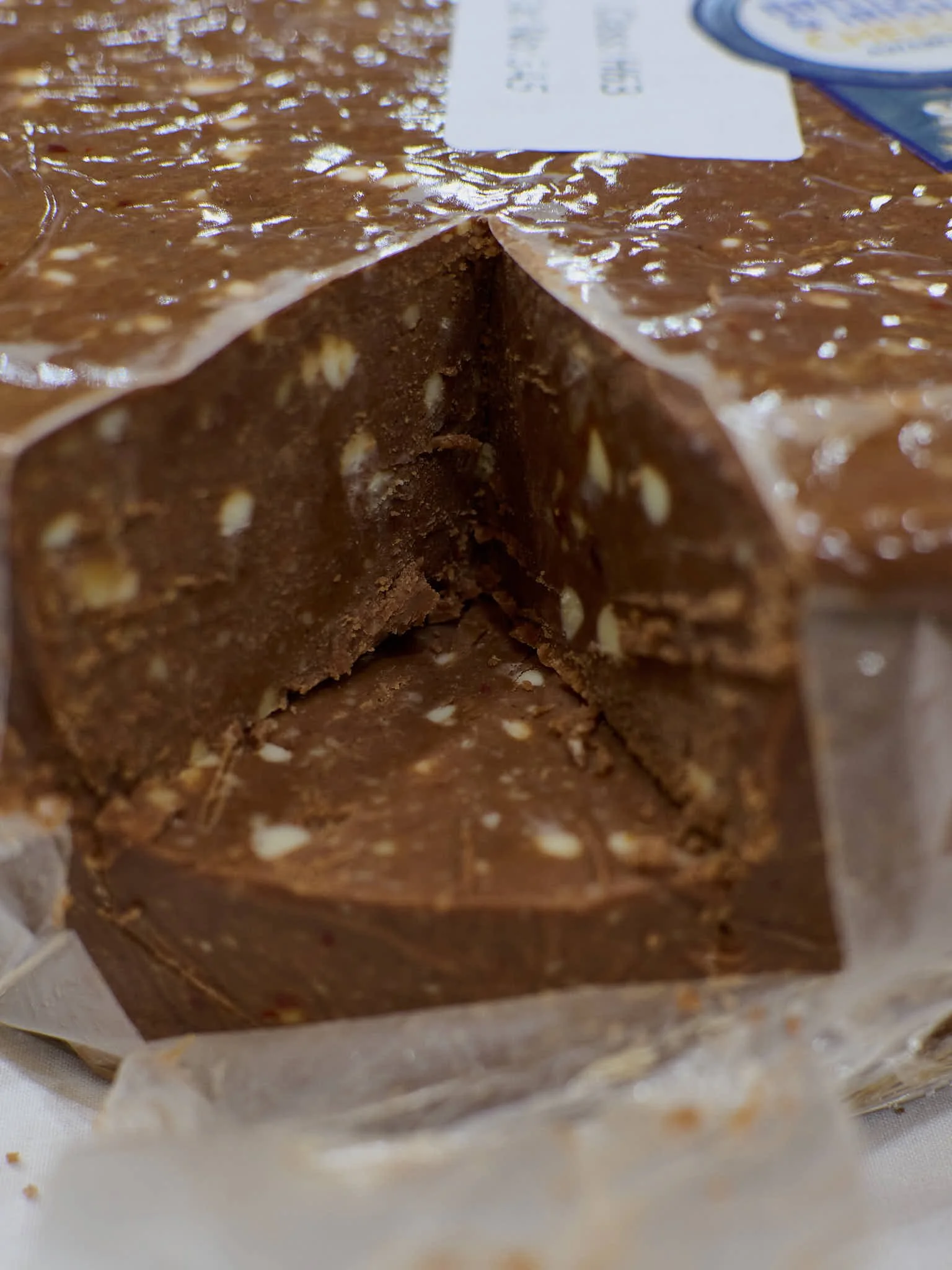 macro in sectiunea unei branze maturate cu ciocolata