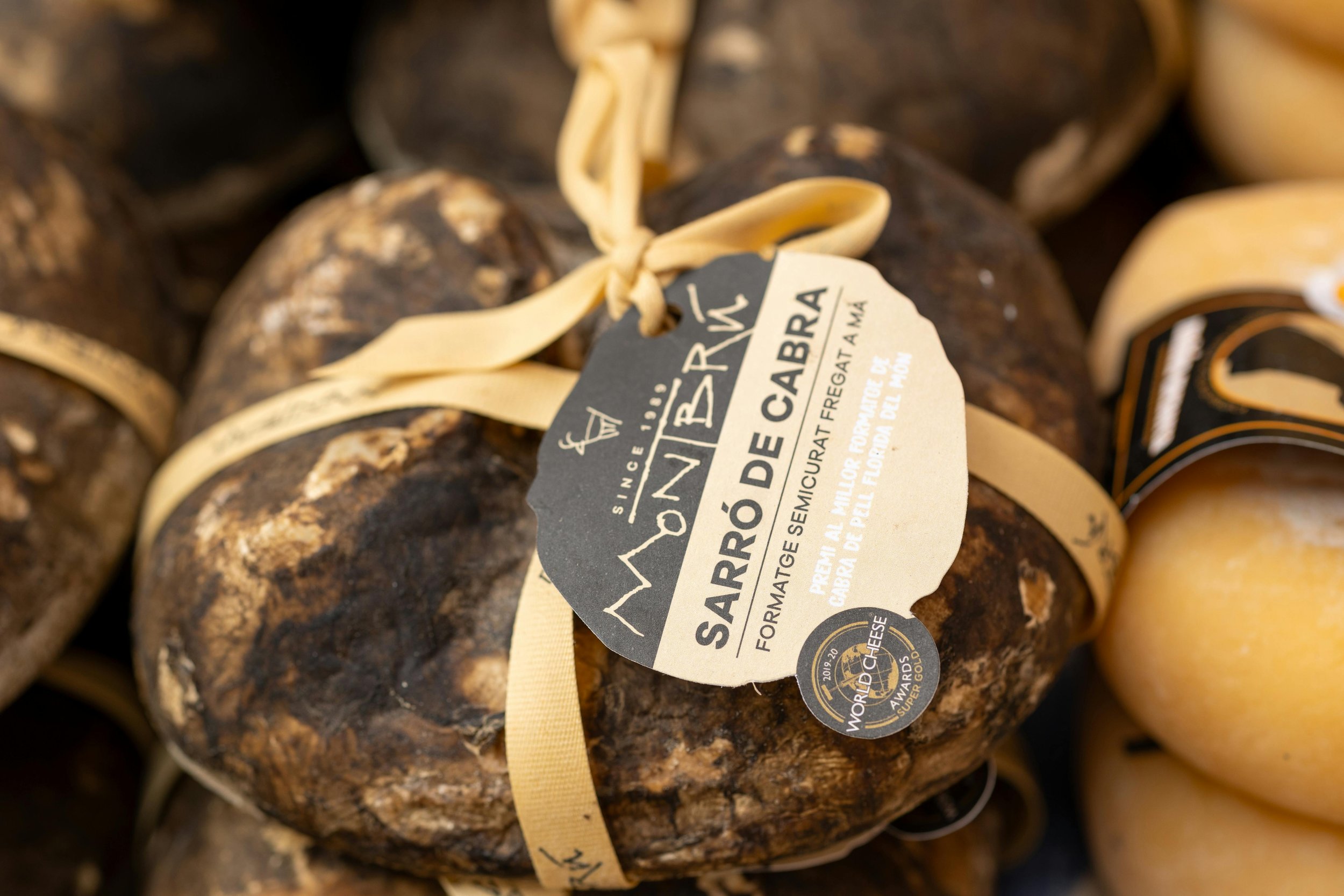 Branza cu eticheta in prim plan