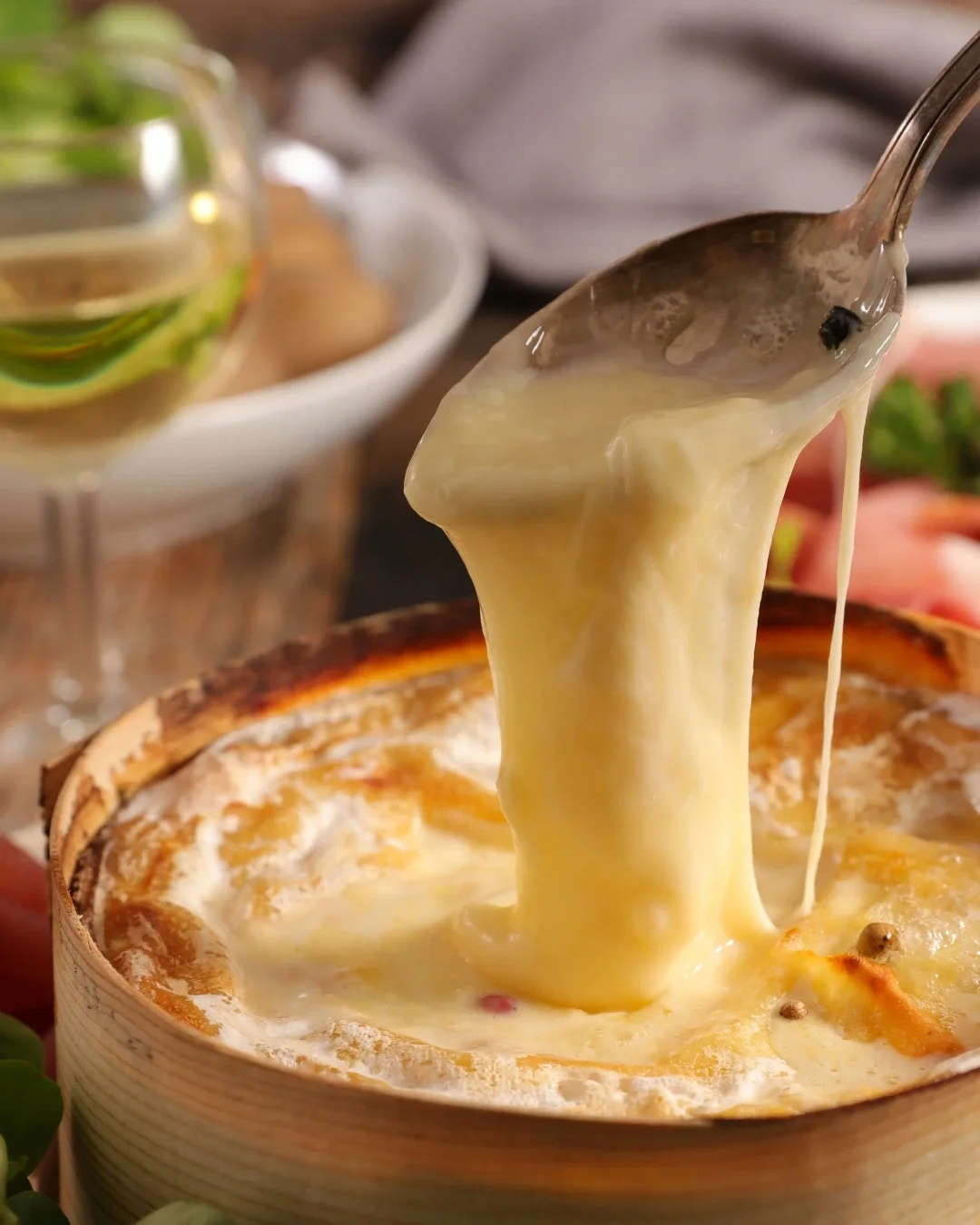 vacherin mont d'or copt cu o lingua care se ridica din pasta moale