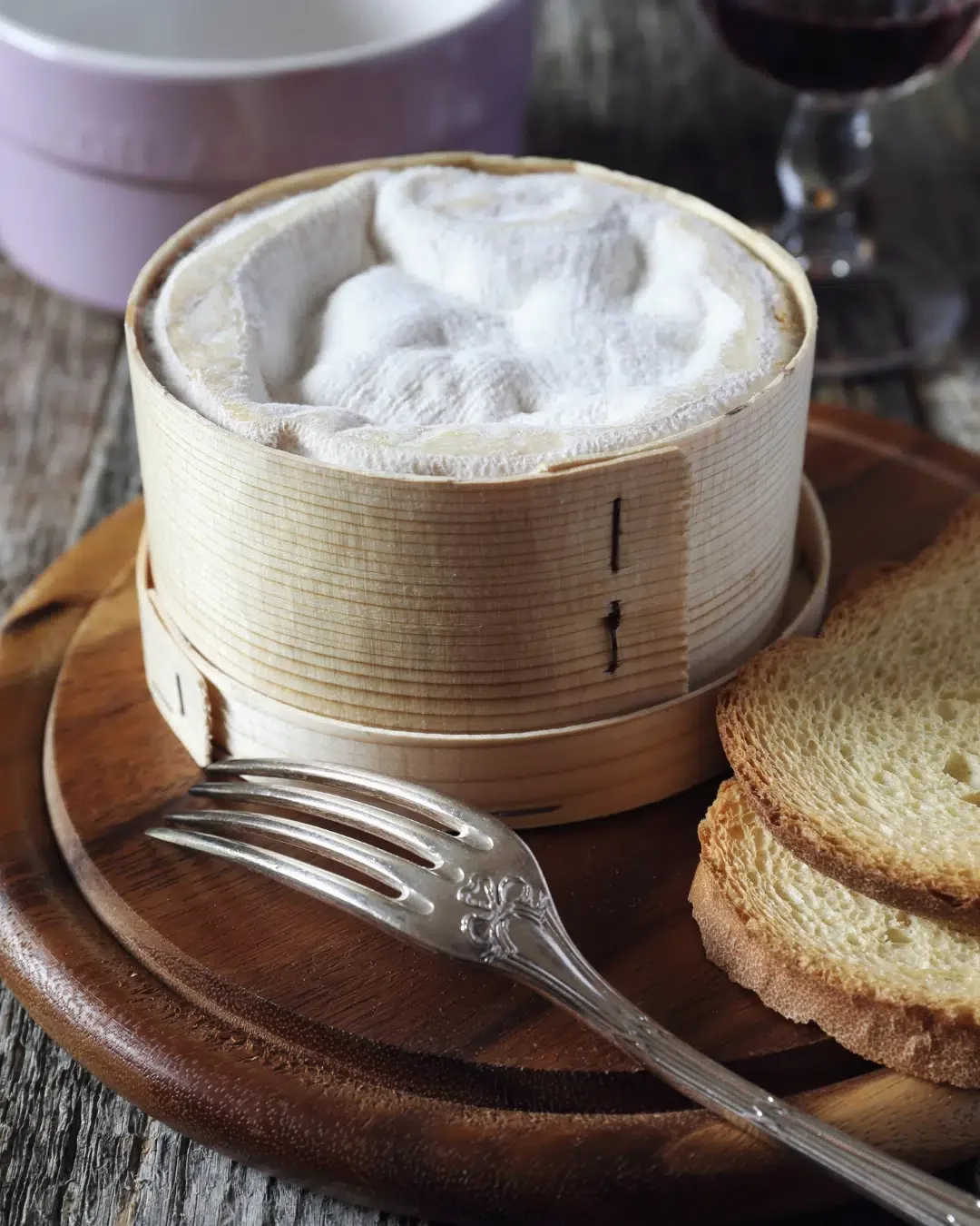 Vacherin mot d'or fotografiat langa fell de paine