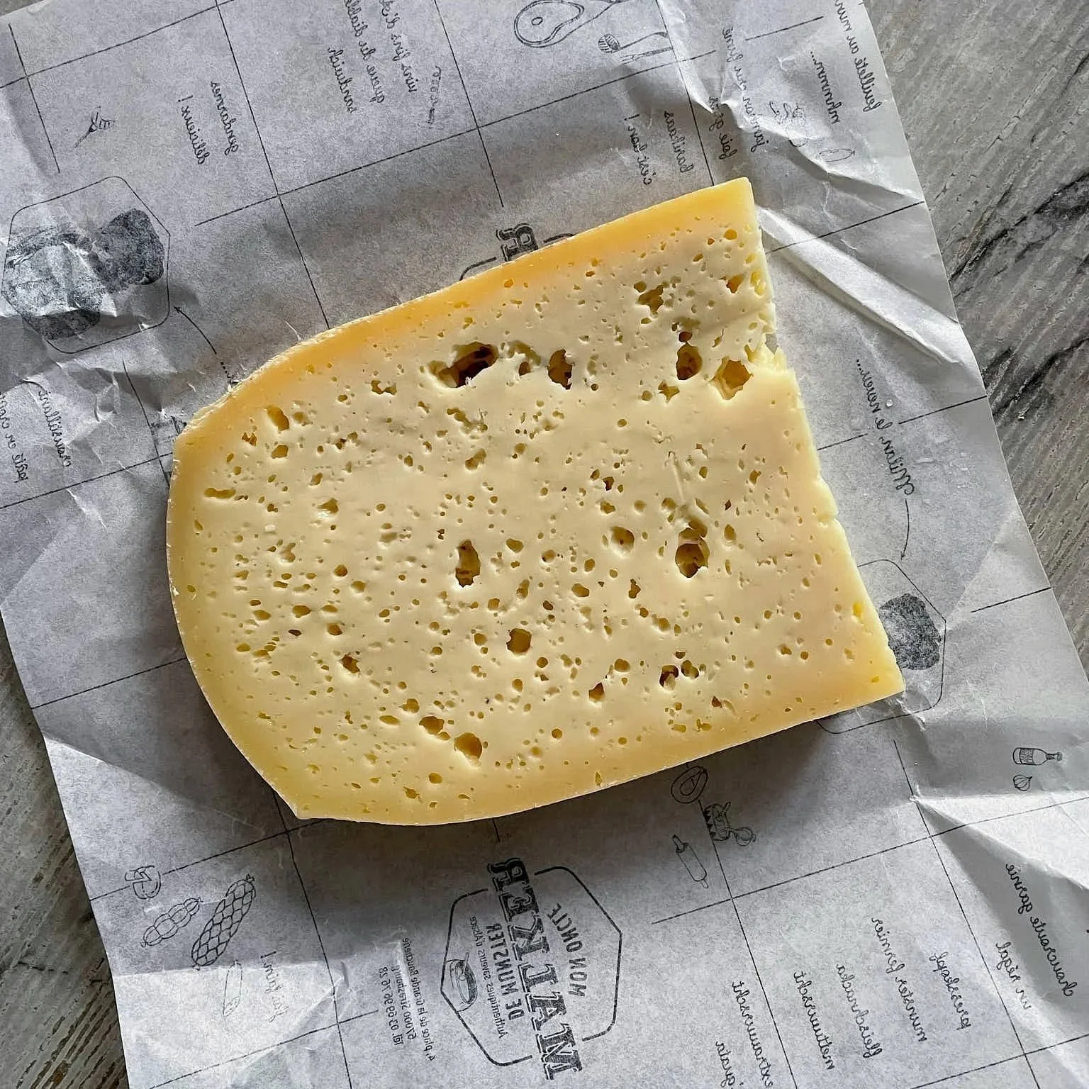 felie de branza cu Gauri mici si foarte numeroase